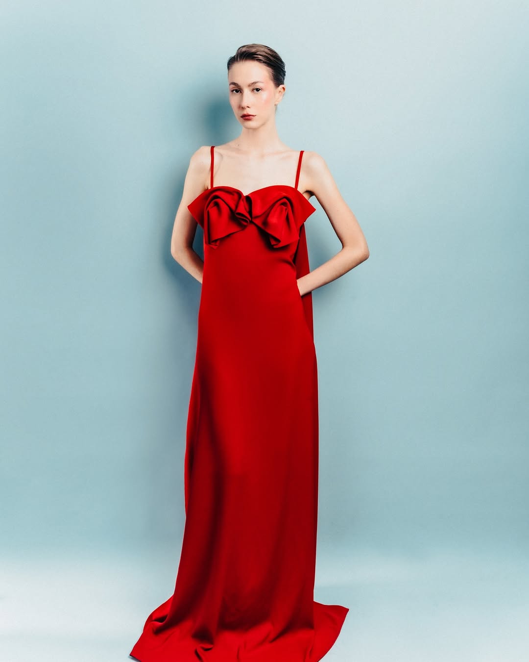 Vestido Longo em Crepe Leve com Detalhe Escultural no Busto