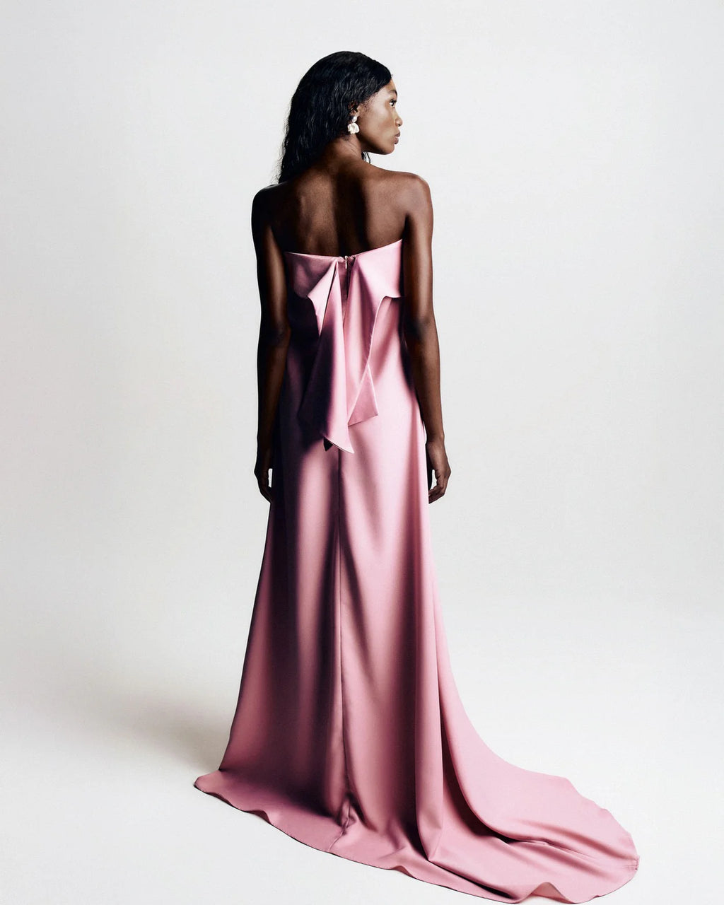 Vestido Longo Fluido e Cauda Assimétrica