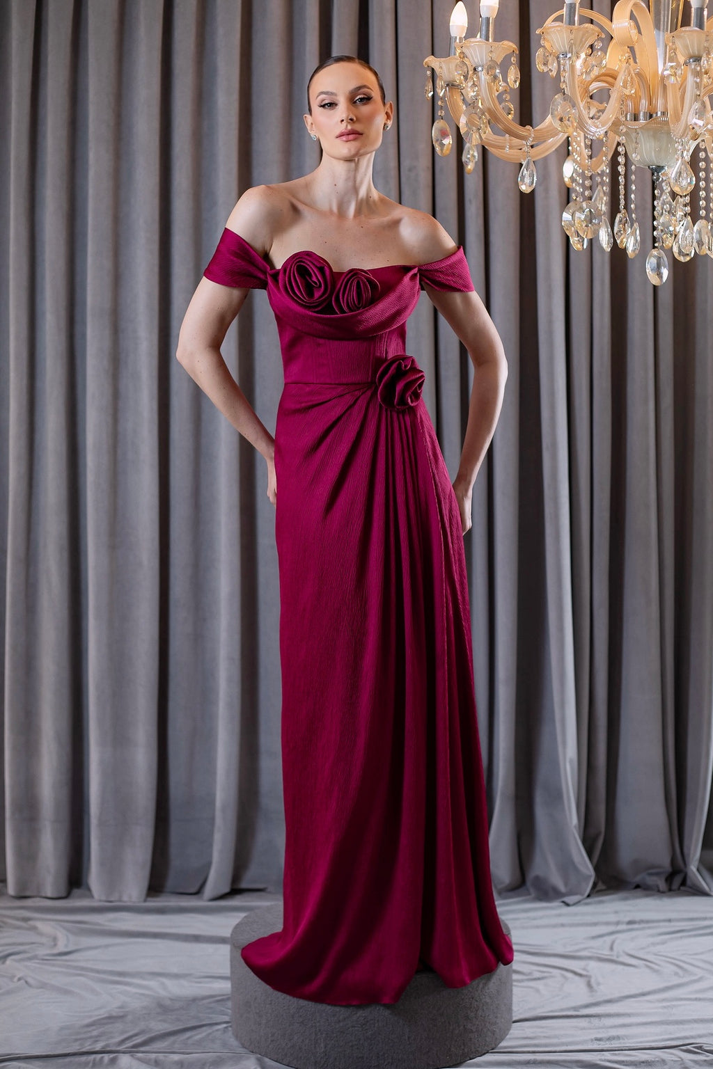 Vestido de Festa Longo Marsala Ombro a Ombro com Flores Aplicadas