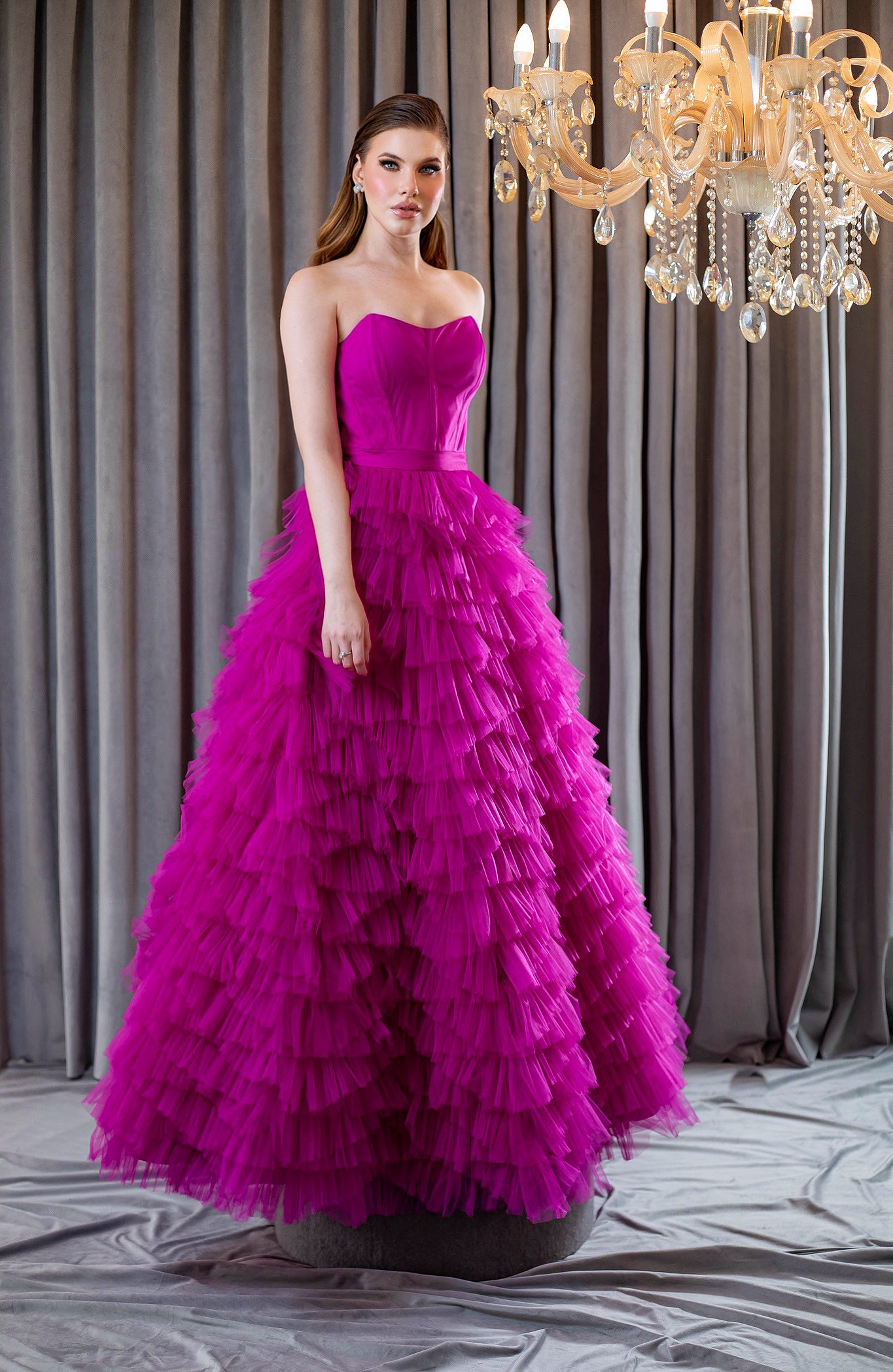 Vestido Tule com Corpete Estruturado e Saia em Camadas