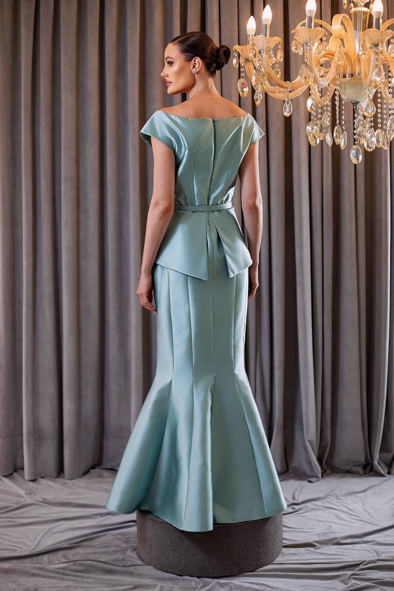 Vestido Longo em Zibeline com Peplum Estruturado