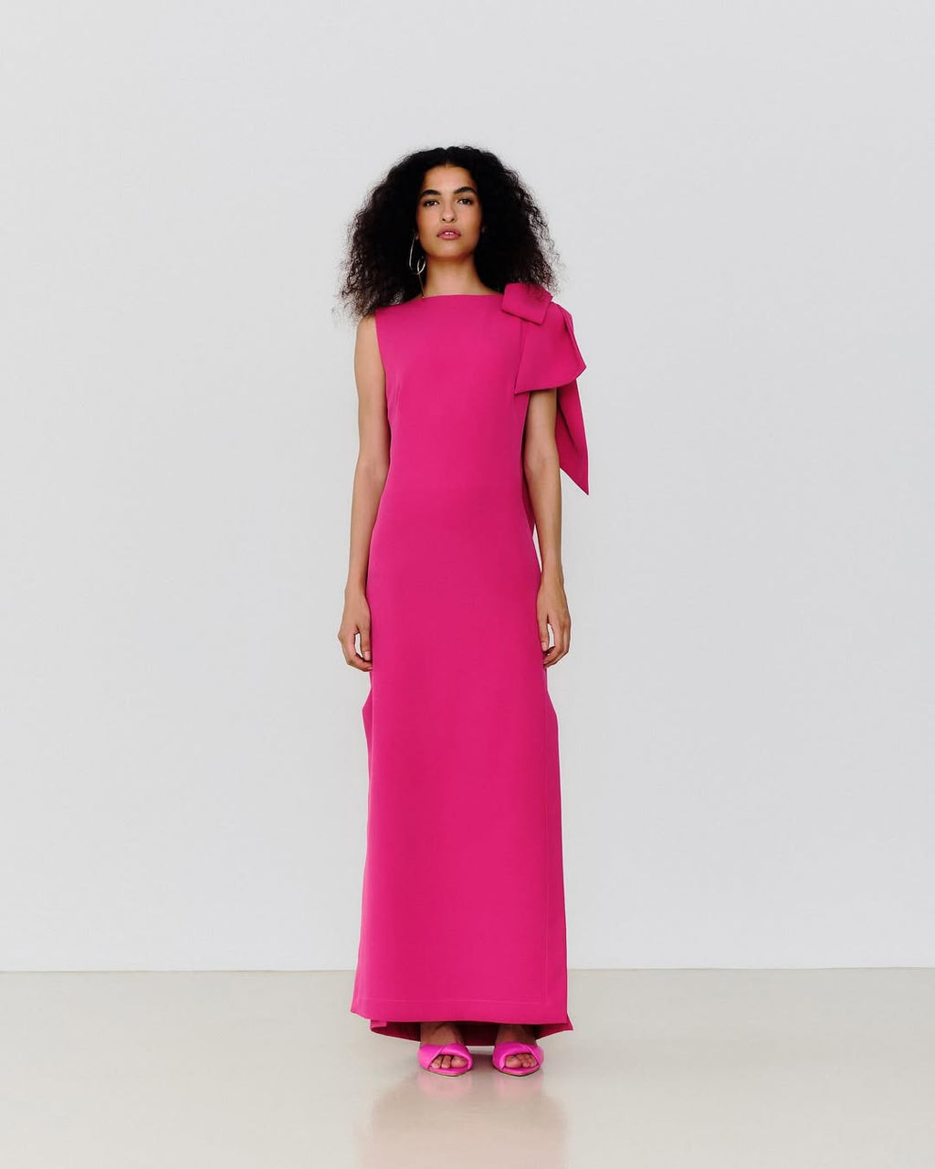 Vestido Longo em Crepe com Laço Estrutural e Decote nas Costas