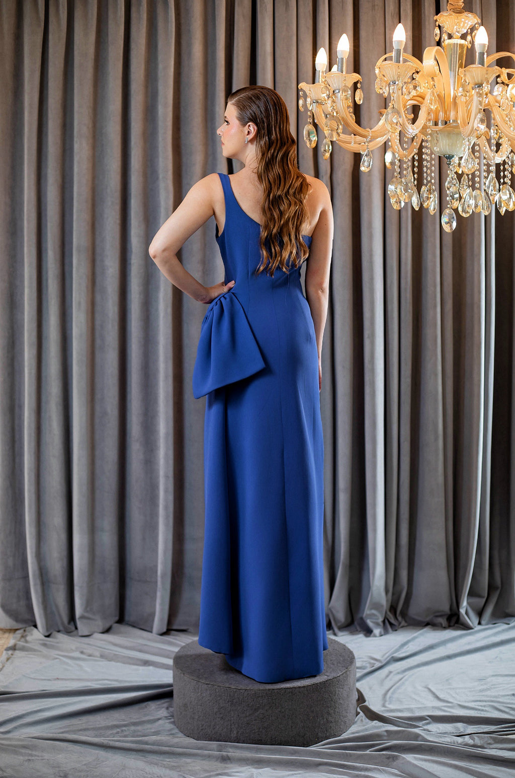 Vestido Longo Assimétrico com Laço Estruturado e Fenda