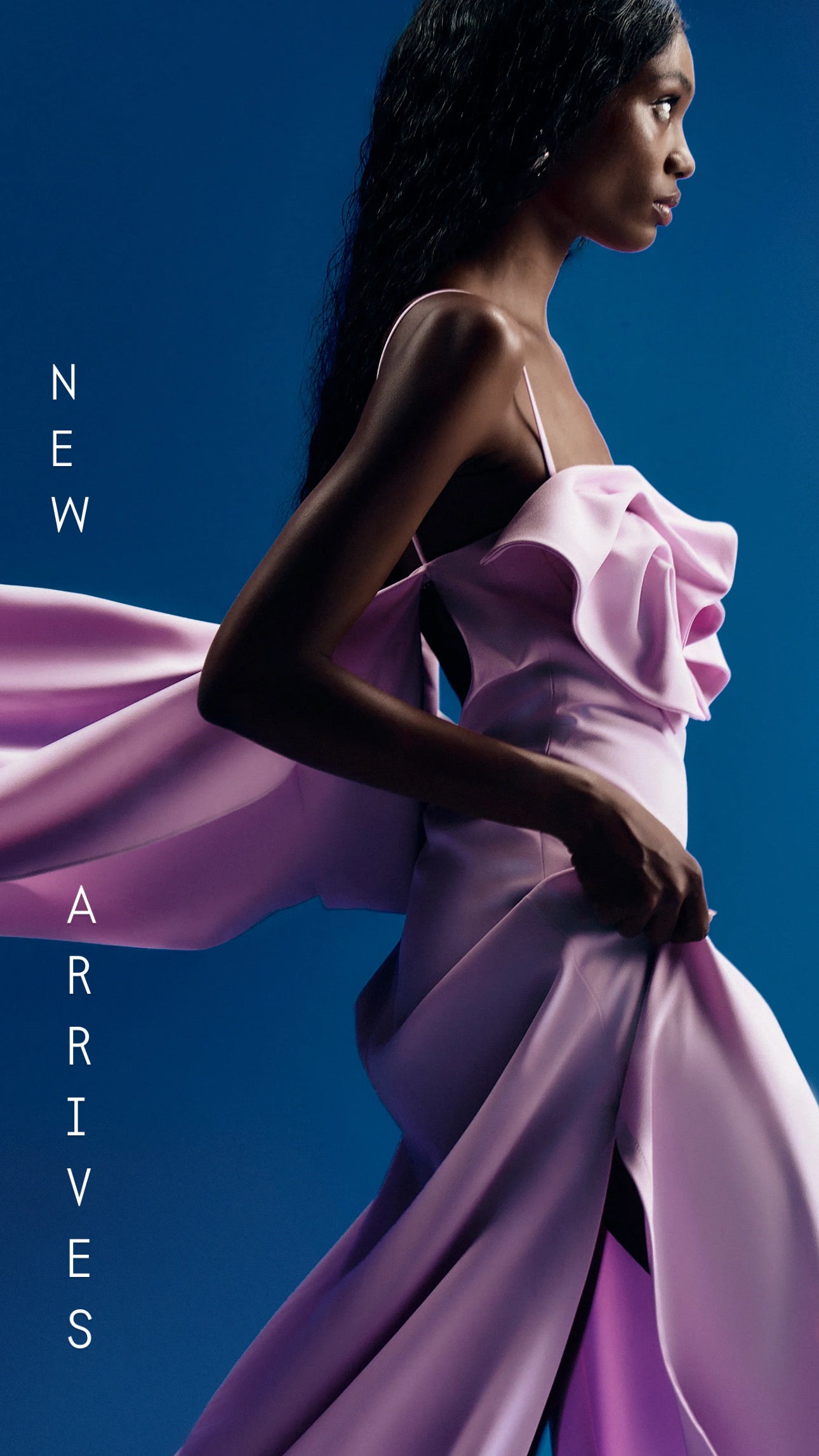 Vestido Longo em Crepe Leve com Detalhe Escultural no Busto