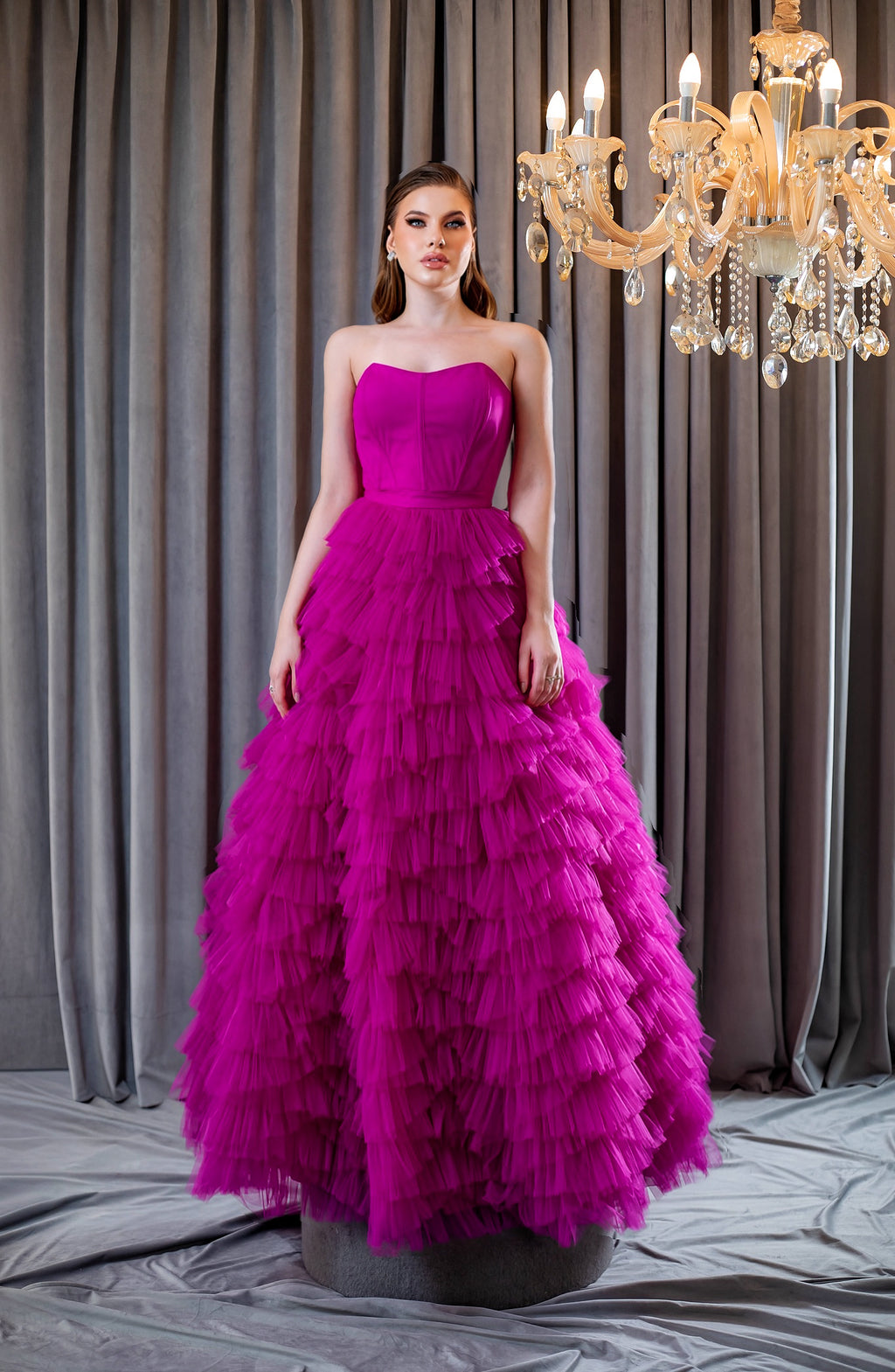 Vestido Tule com Corpete Estruturado e Saia em Camadas