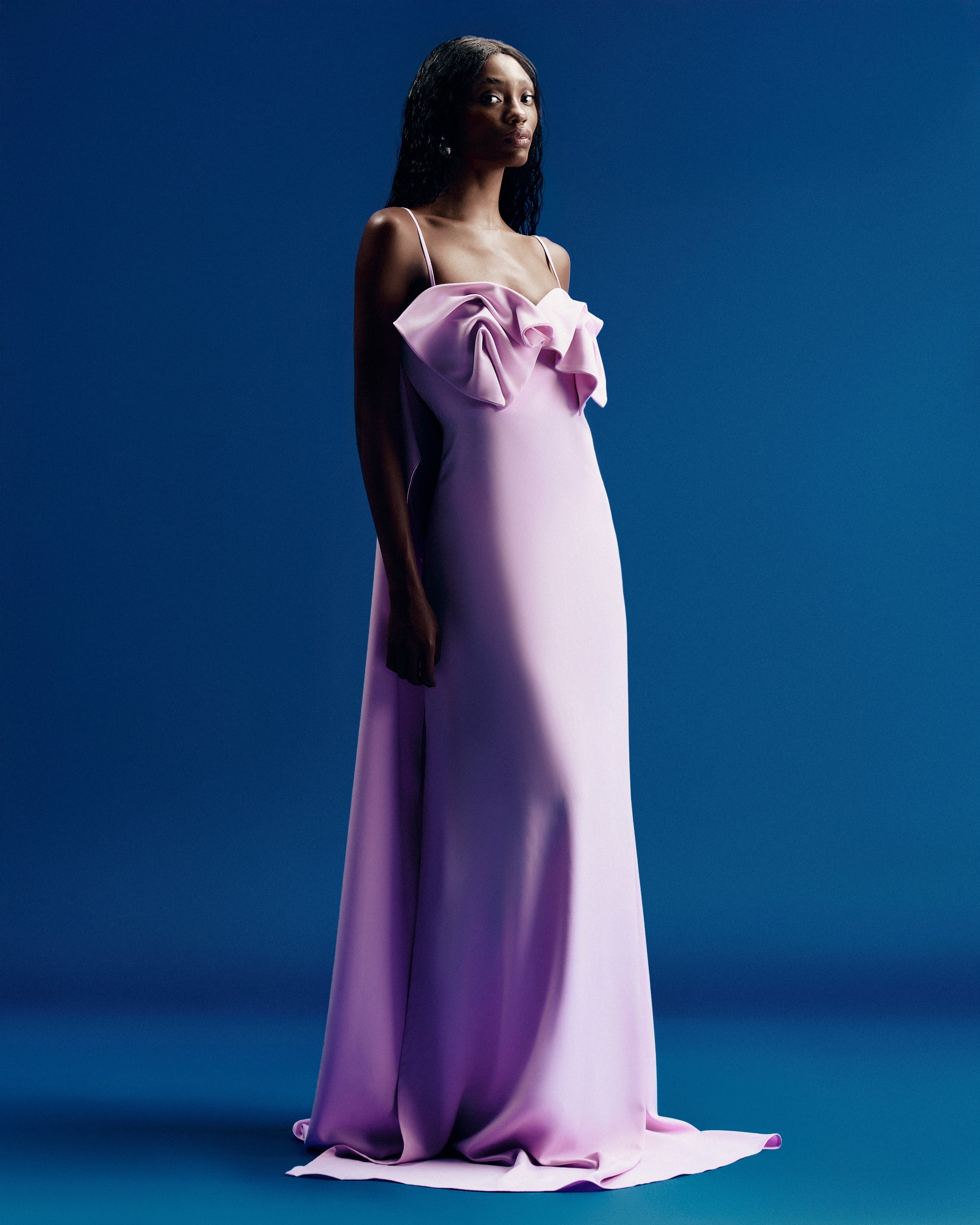 Vestido Longo em Crepe Leve com Detalhe Escultural no Busto