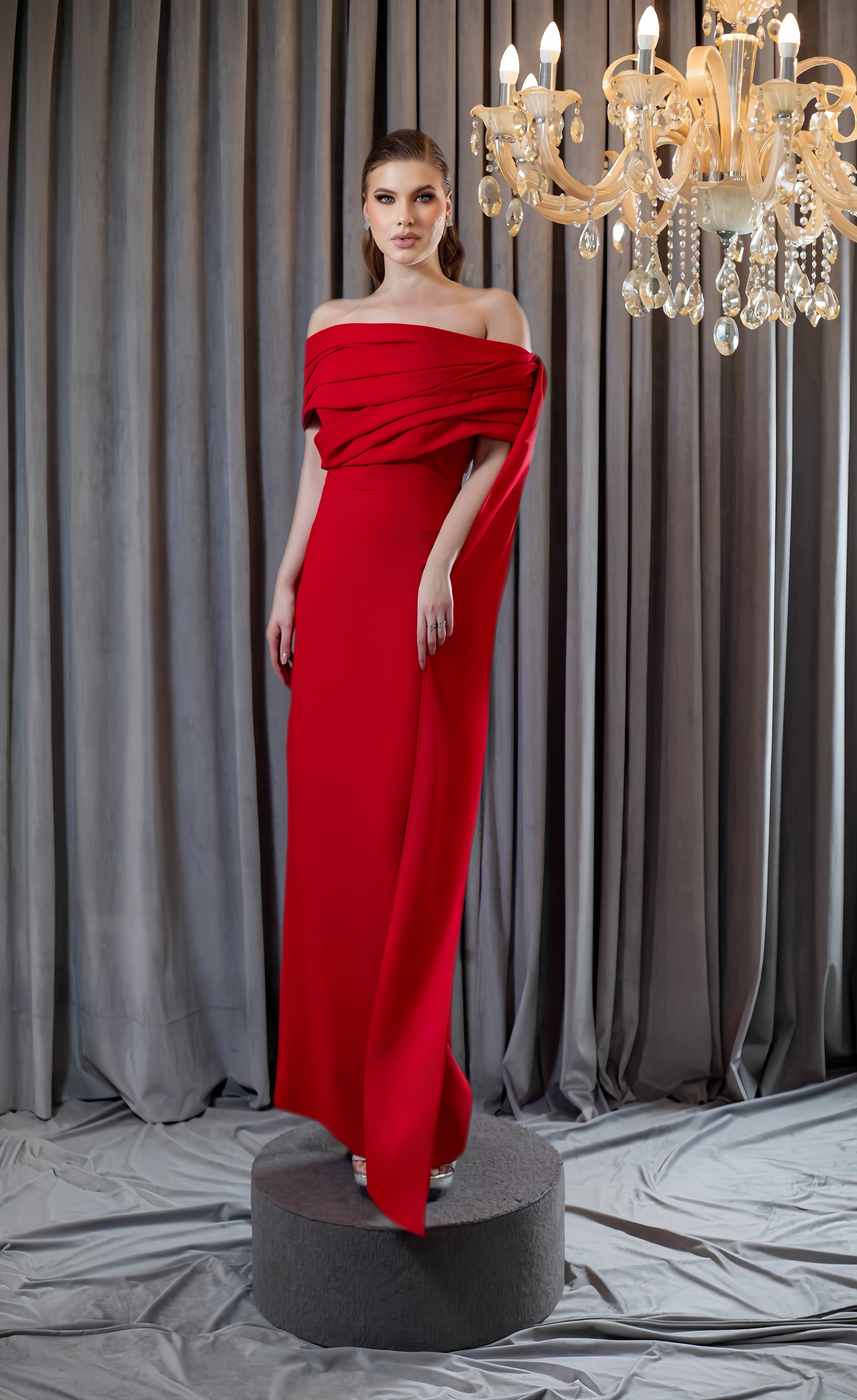 Vestido longo ombro a ombro com drapeado escultural e pala assimétrica