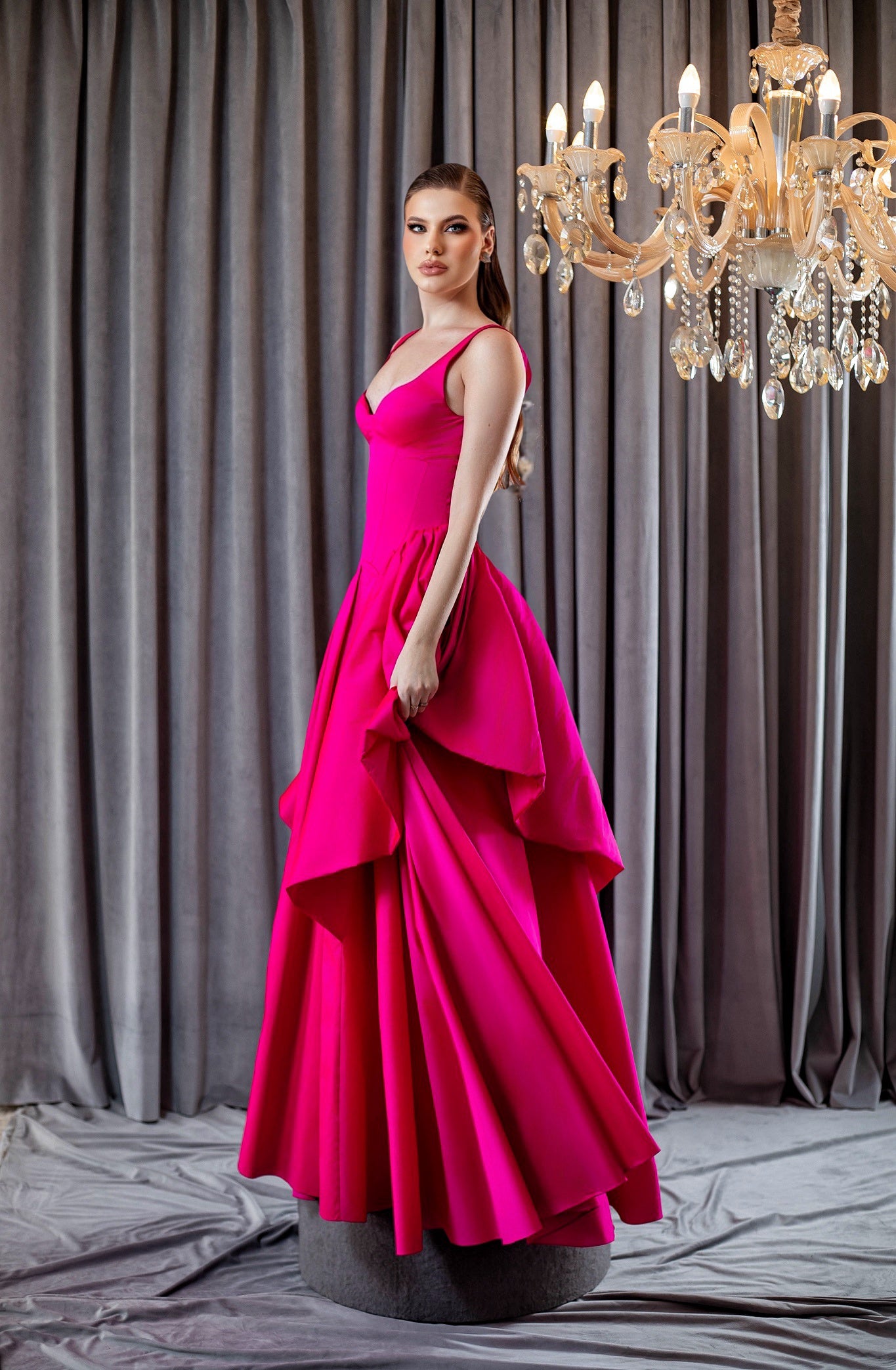 Vestido Longo em Tafetá com Peplum Estruturado