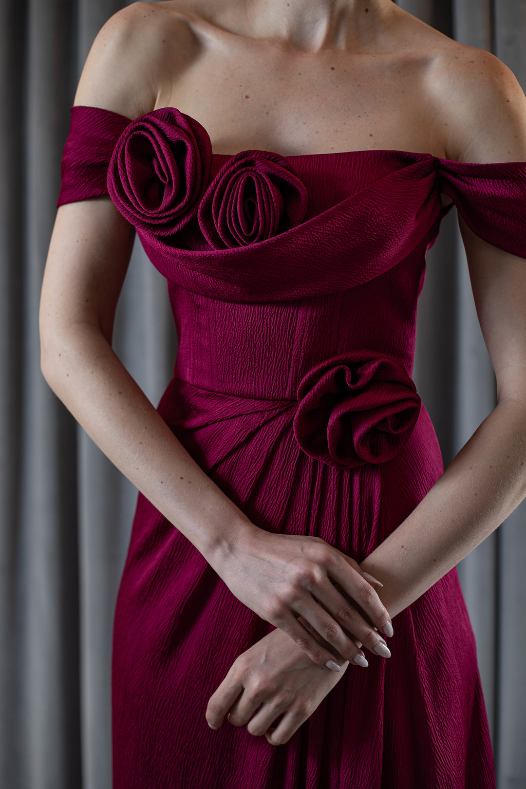 Vestido de Festa Longo Marsala Ombro a Ombro com Flores Aplicadas