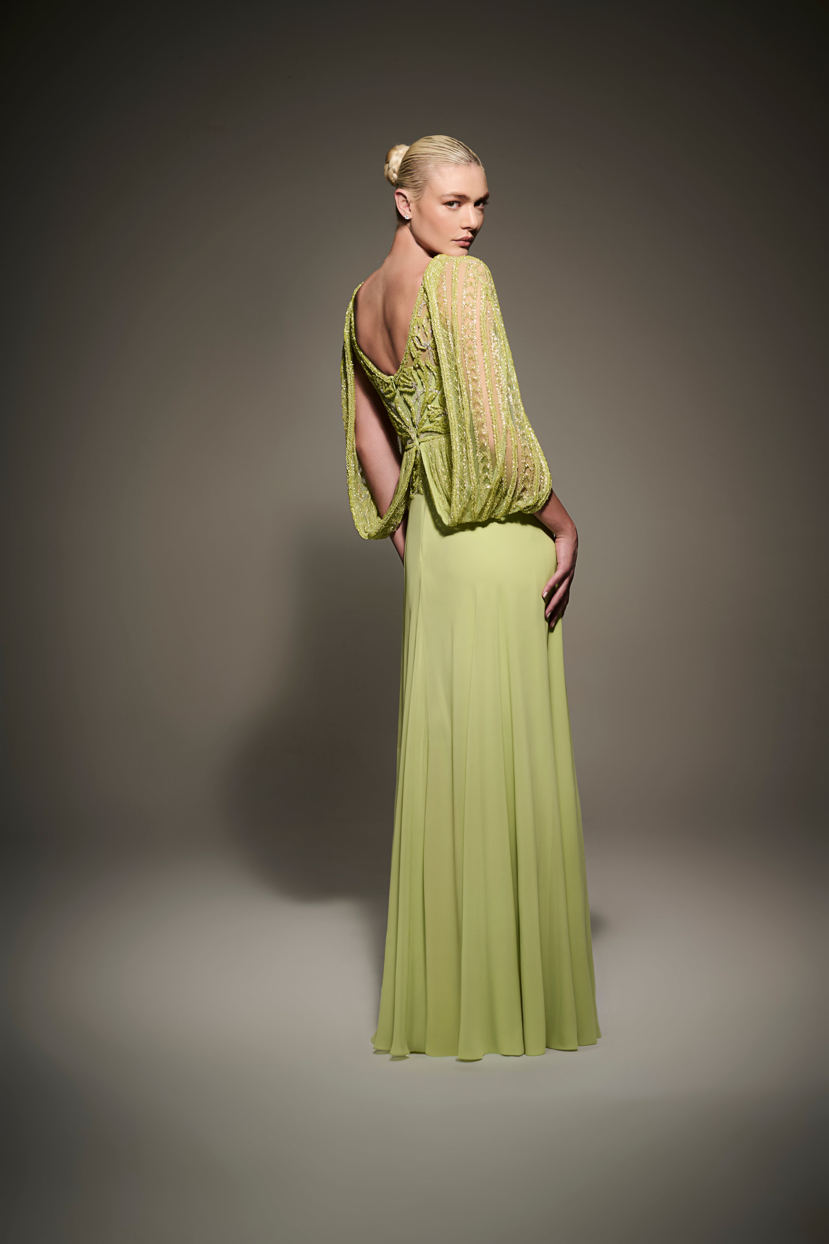 Vestido Longo Verde em Musseline Bordado à Mão