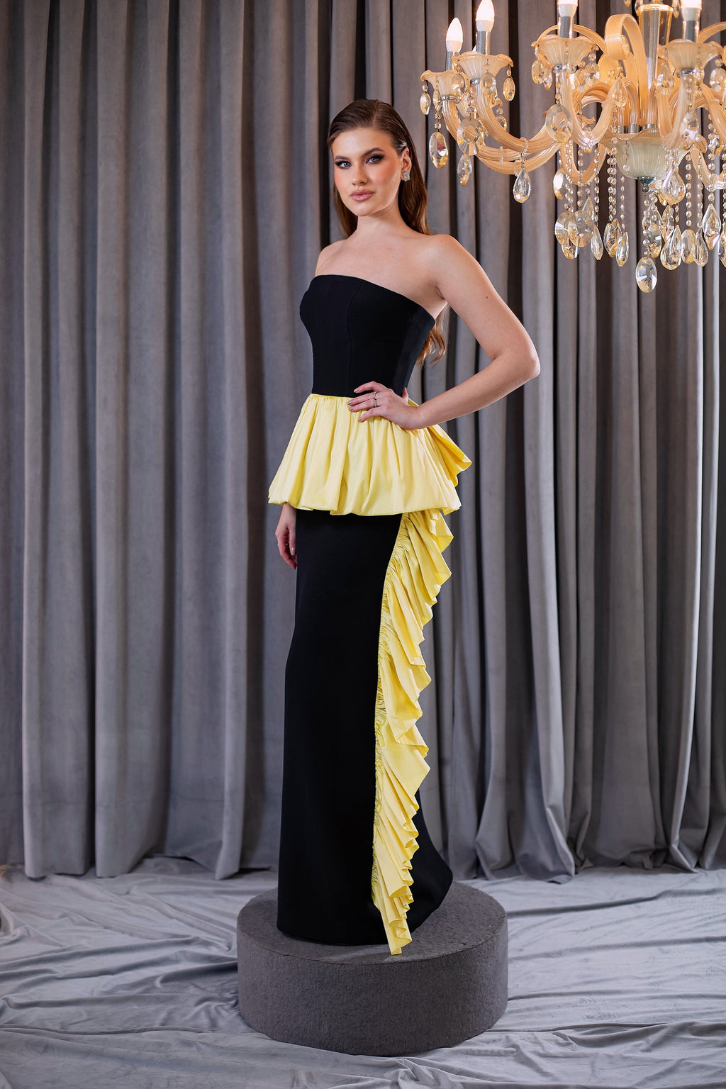 Vestido de Festa Longo Preto e Amarelo com Busto Tomara que Caia