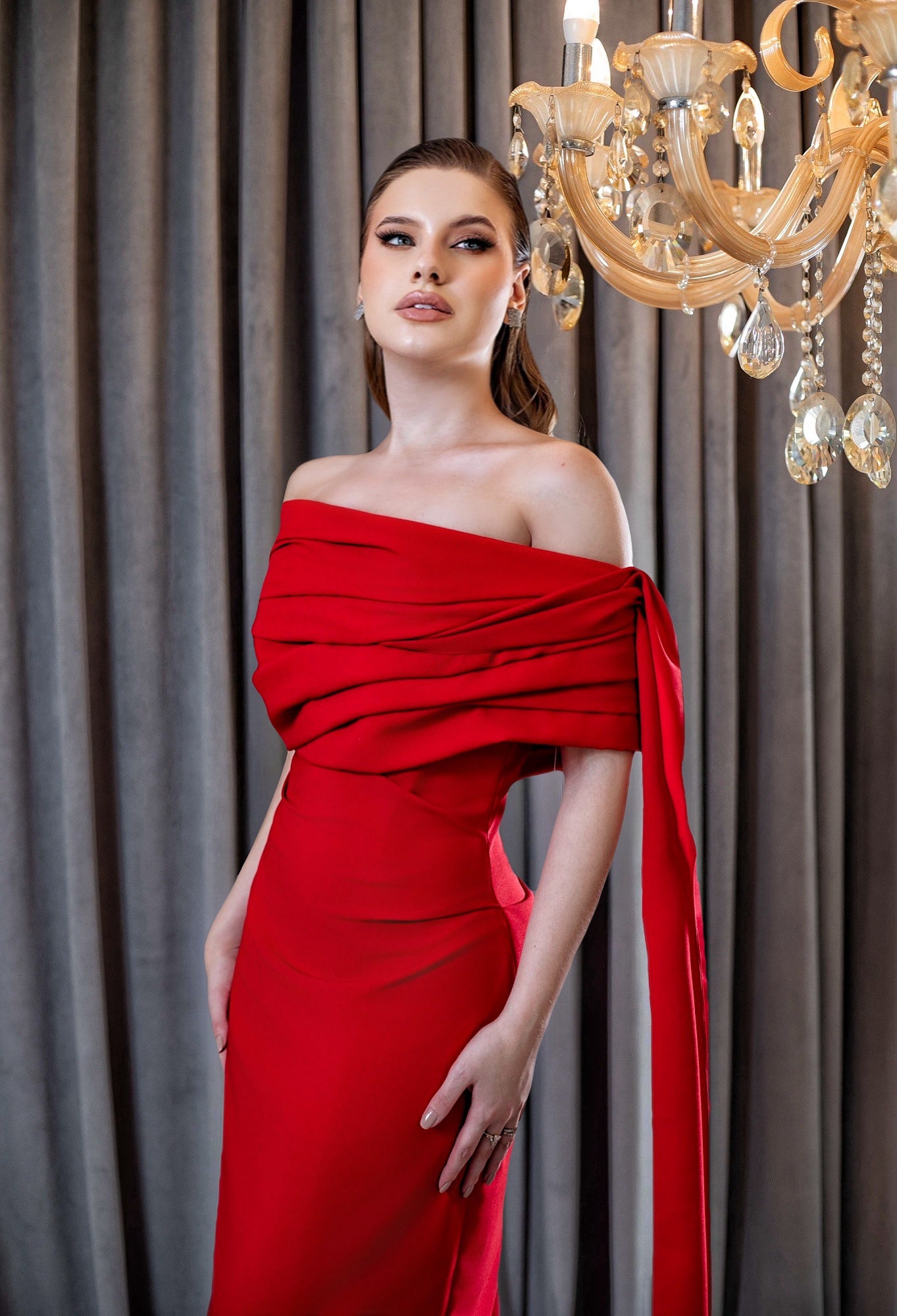 Vestido longo ombro a ombro com drapeado escultural e pala assimétrica