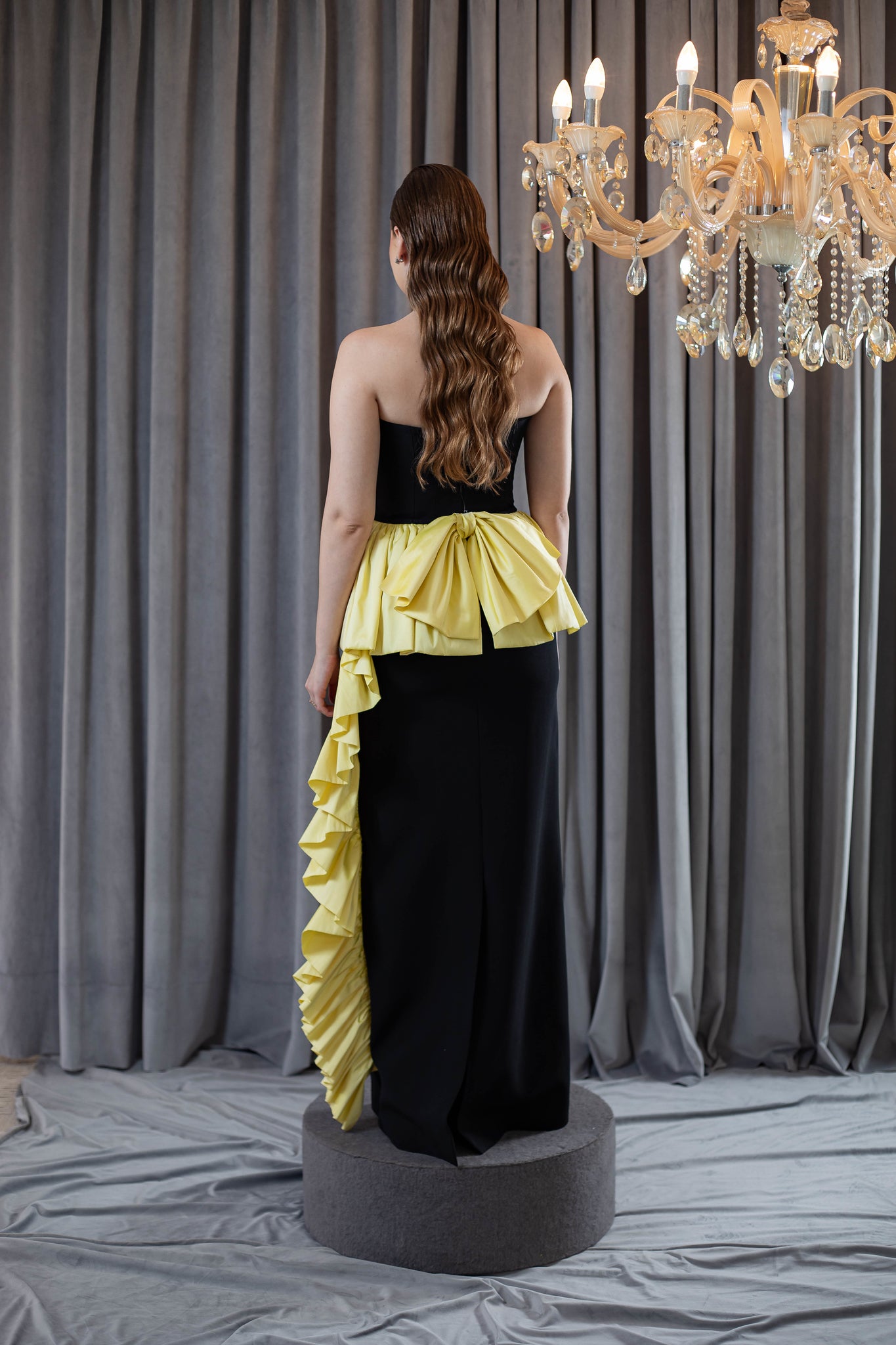 Vestido de Festa Longo Preto e Amarelo com Busto Tomara que Caia