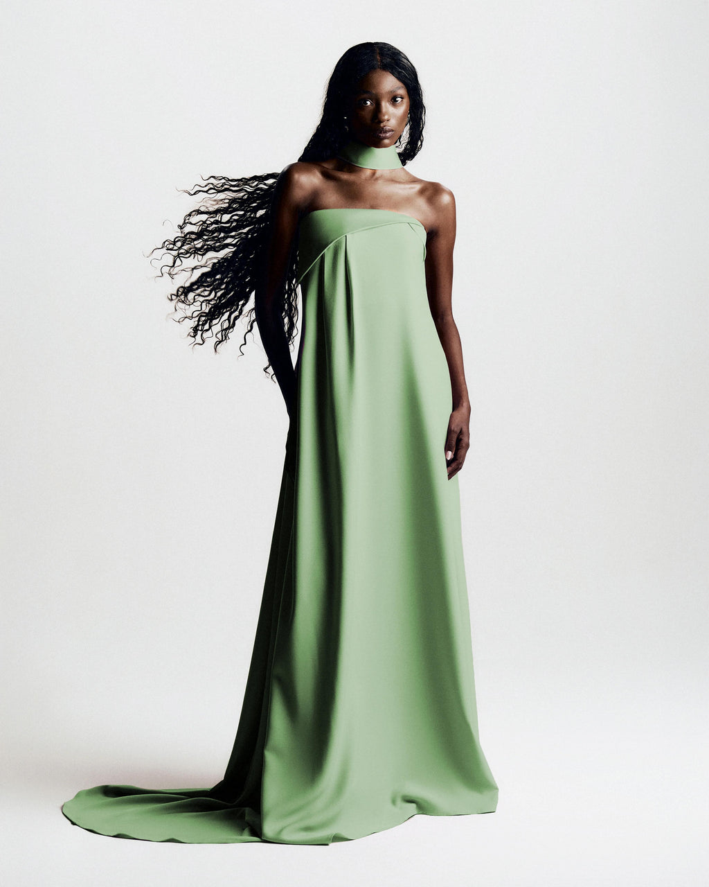 Vestido Longo Fluido e Cauda Assimétrica