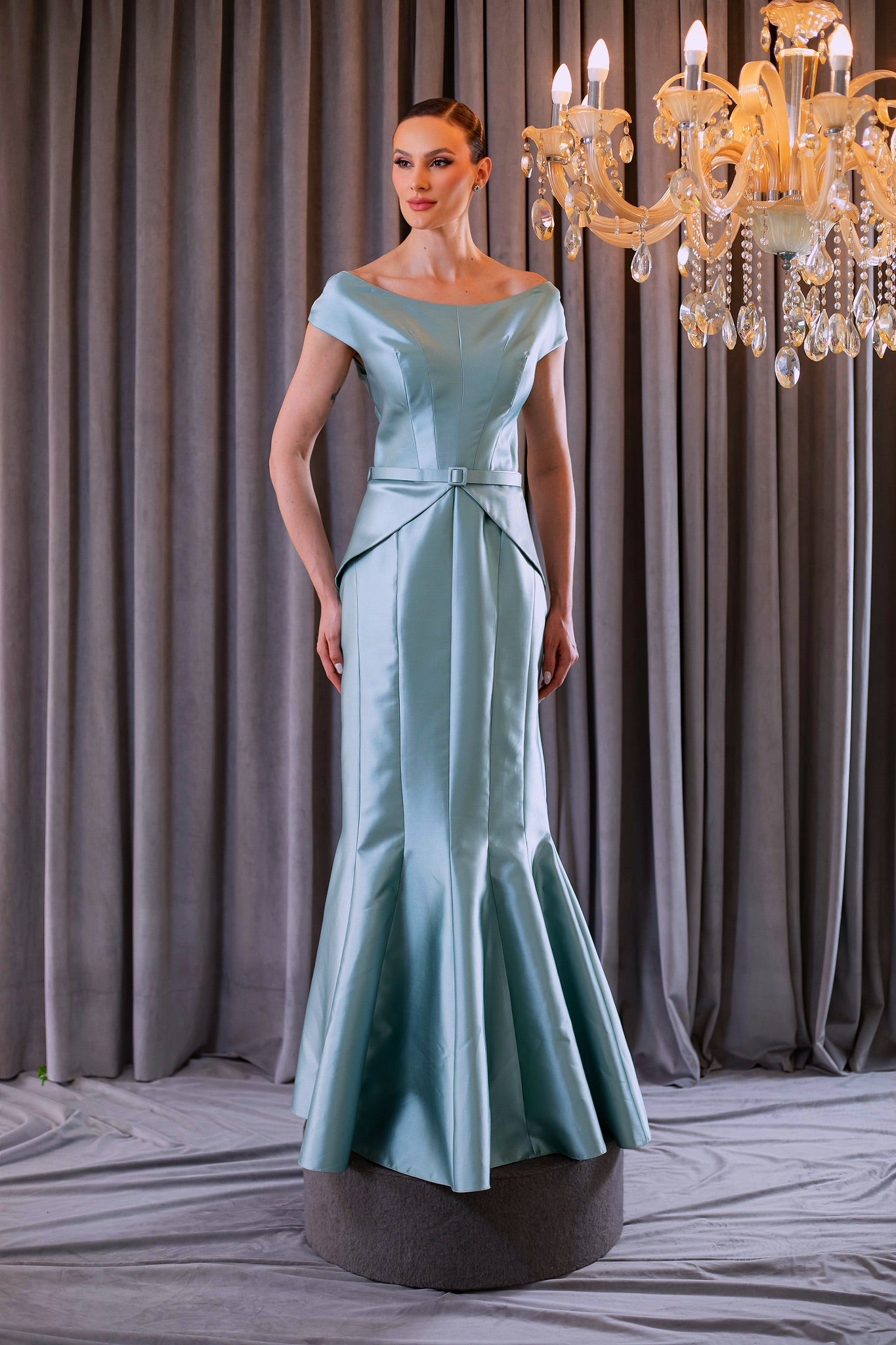 Vestido Longo em Zibeline com Peplum Estruturado