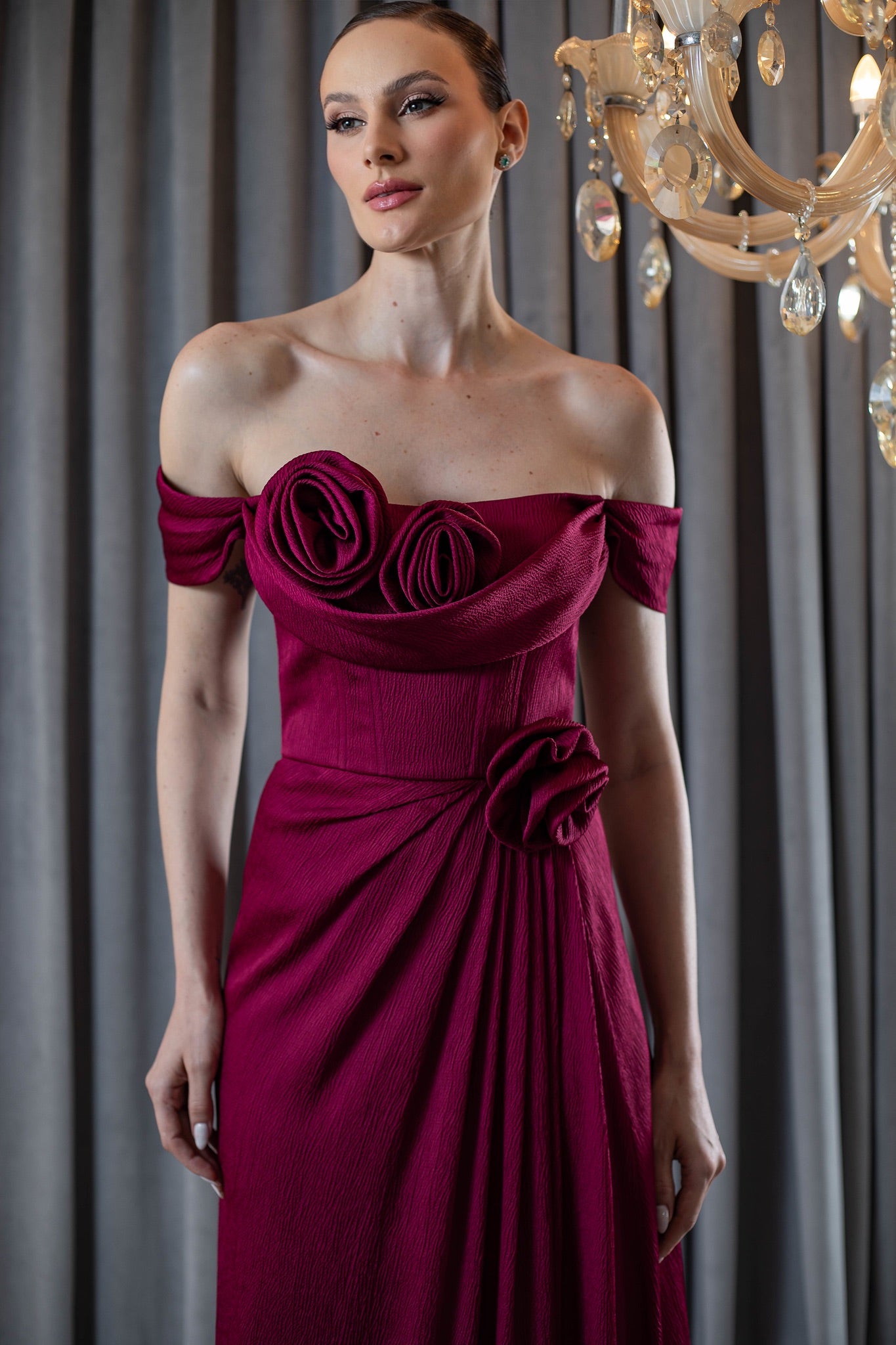 Vestido de Festa Longo Marsala Ombro a Ombro com Flores Aplicadas