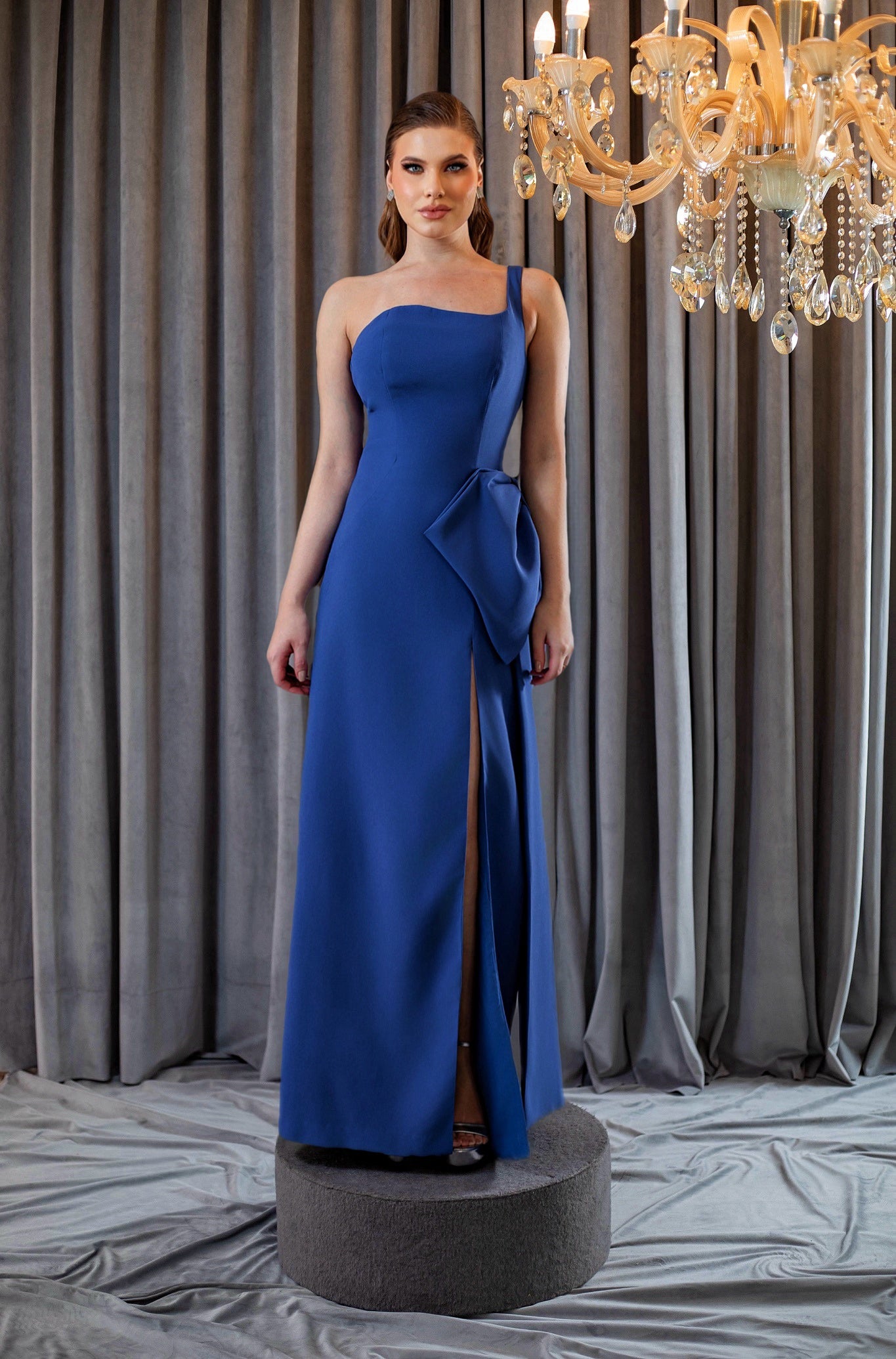 Vestido Longo Assimétrico com Laço Estruturado e Fenda