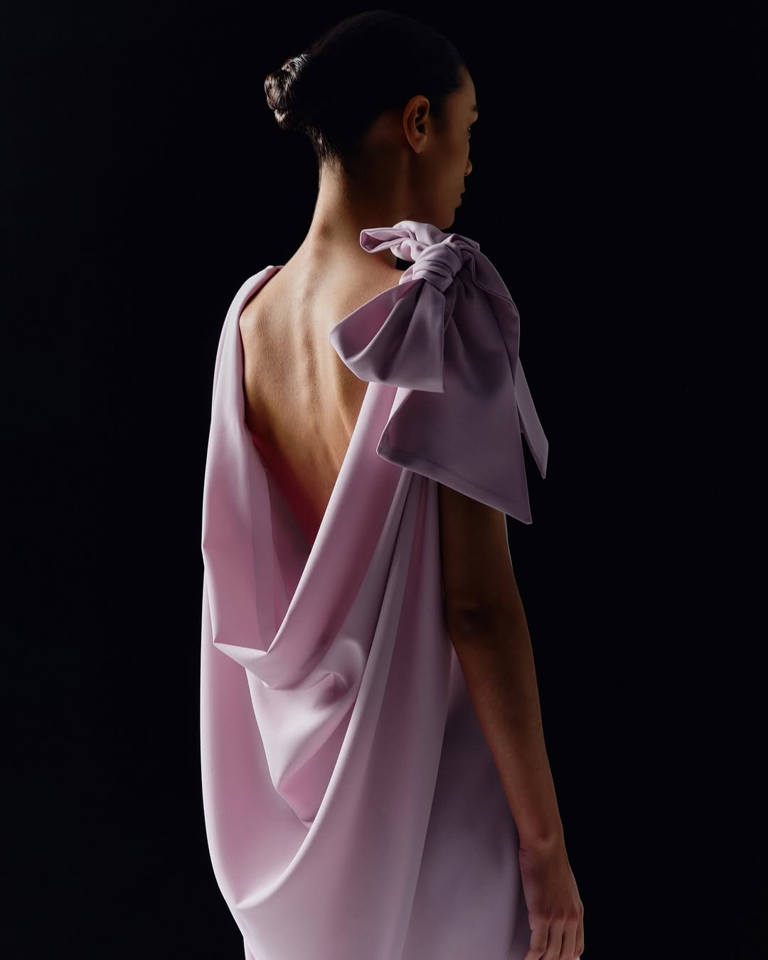 Vestido Longo em Crepe com Laço Estrutural e Decote nas Costas