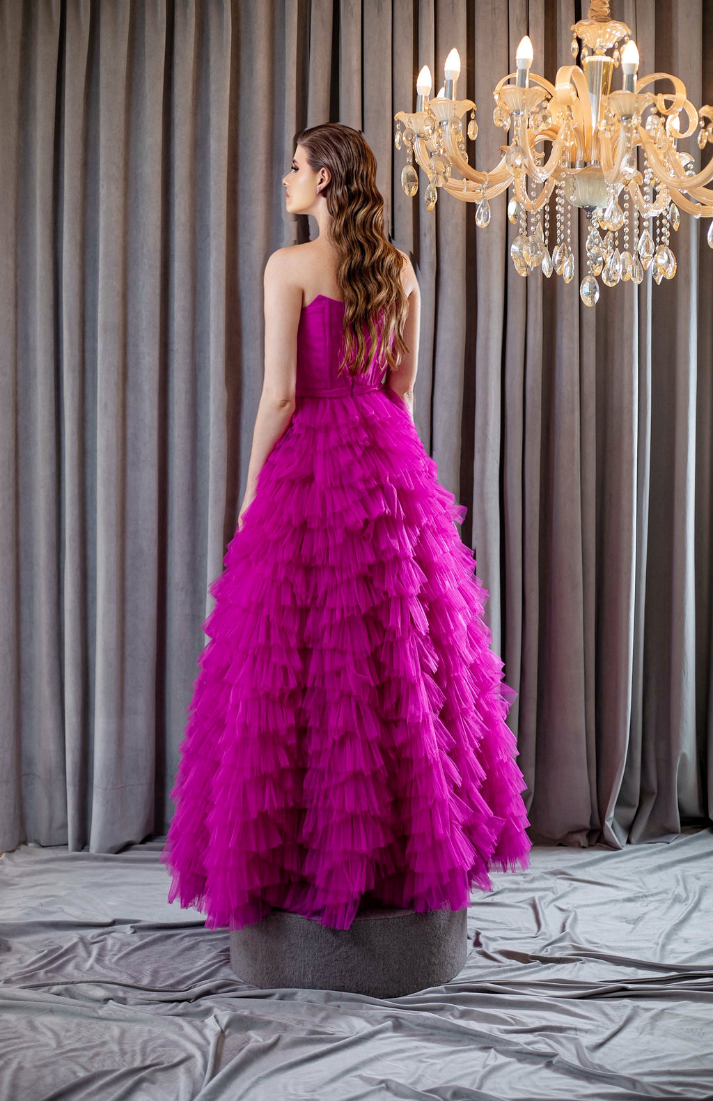 Vestido Tule com Corpete Estruturado e Saia em Camadas