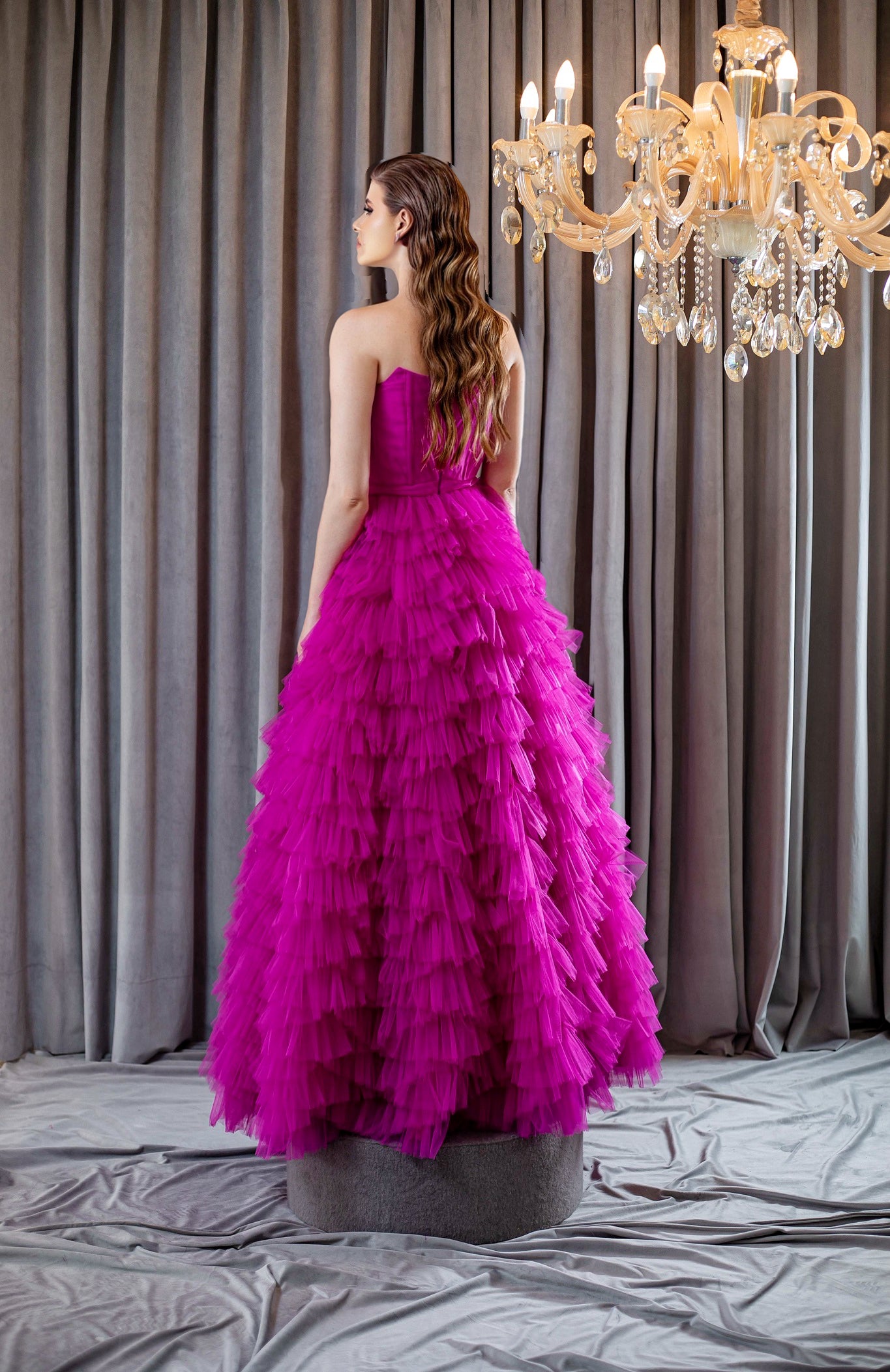 Vestido Tule com Corpete Estruturado e Saia em Camadas