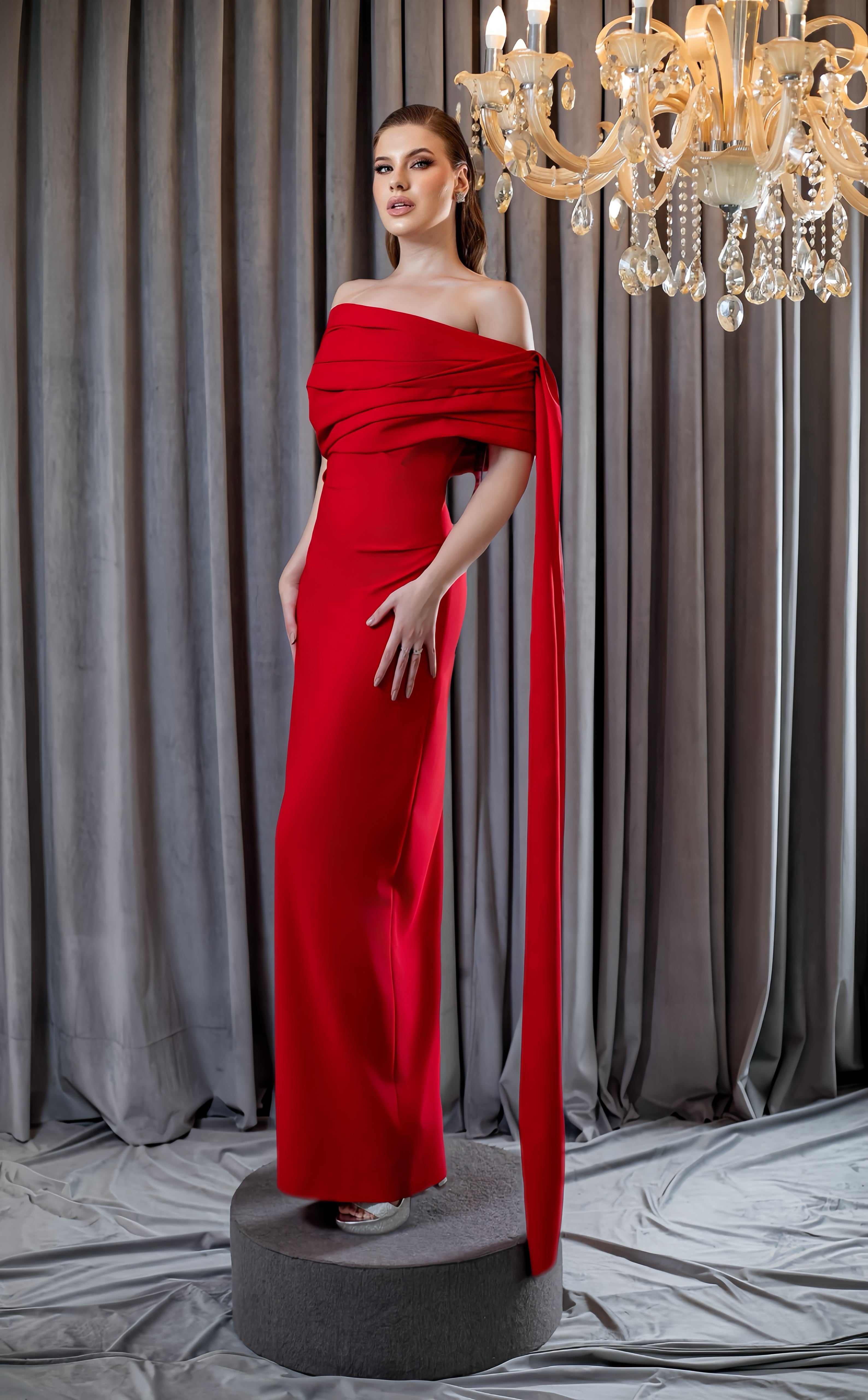 Vestido longo ombro a ombro com drapeado escultural e pala assimétrica