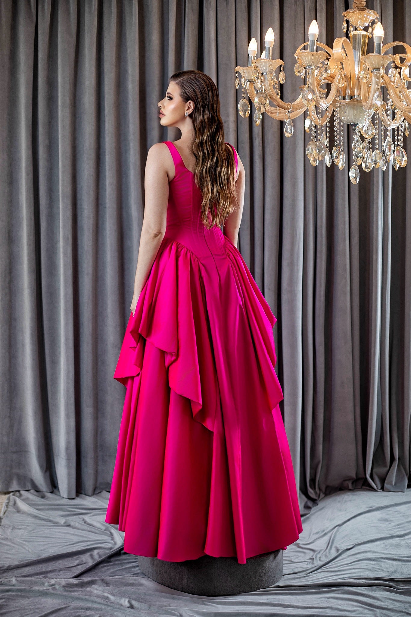 Vestido Longo em Tafetá com Peplum Estruturado