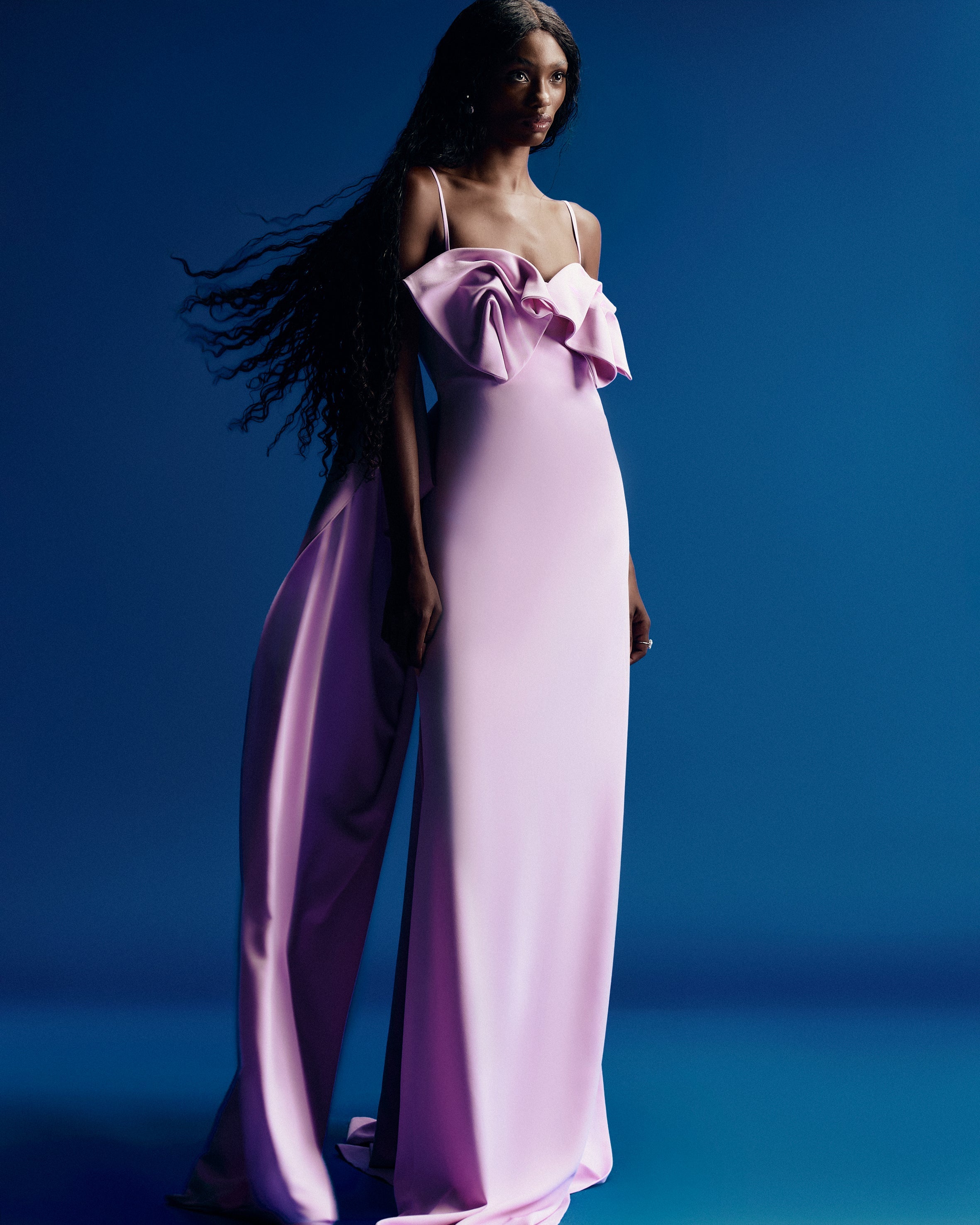 Vestido Longo em Crepe Leve com Detalhe Escultural no Busto