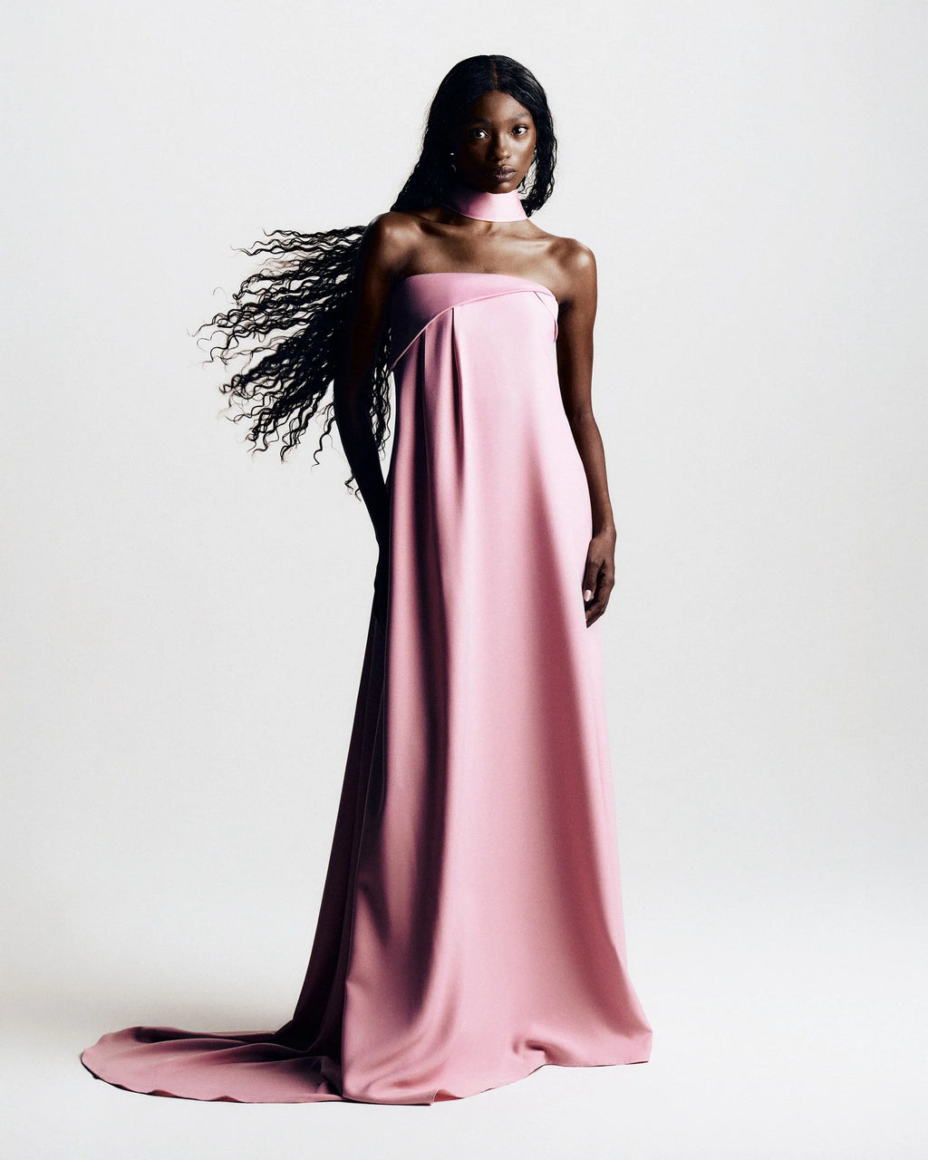 Vestido Longo Fluido e Cauda Assimétrica