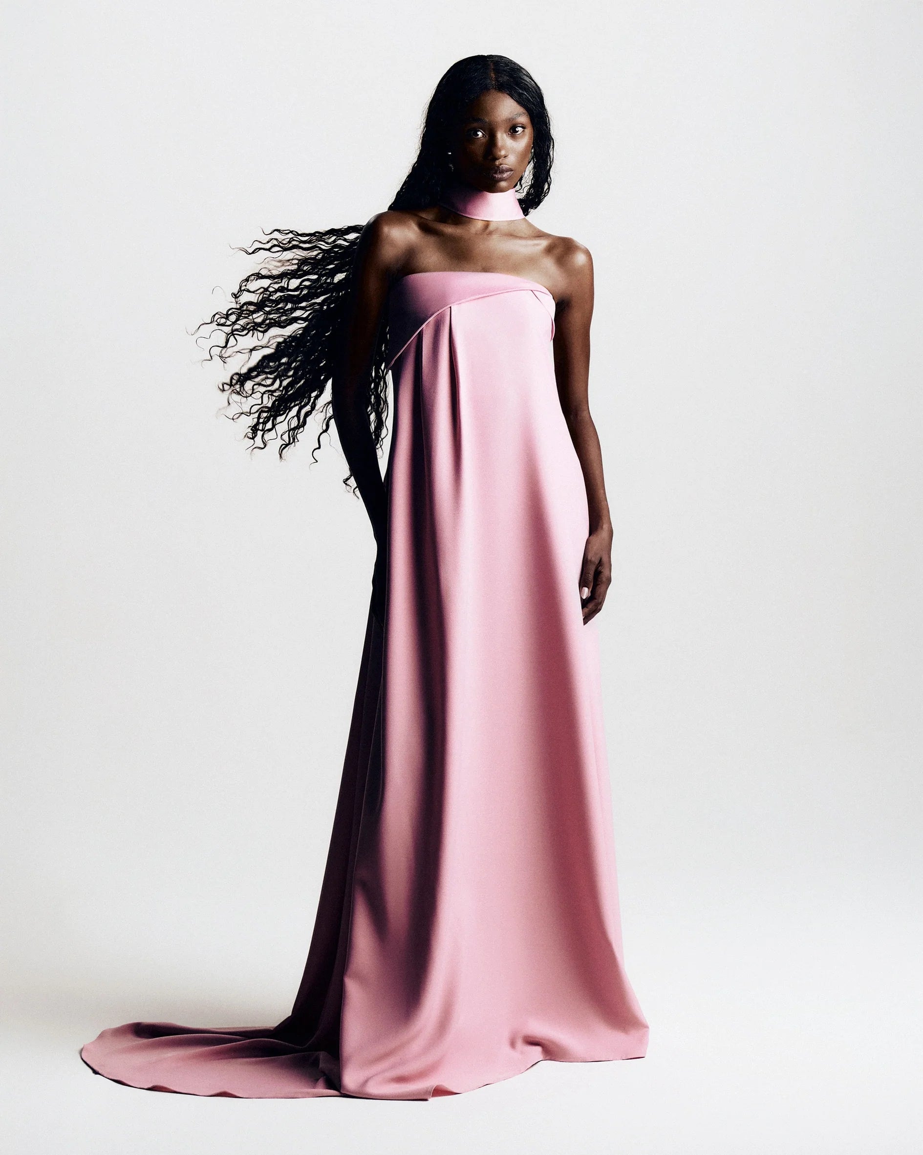 Vestido Longo Fluido e Cauda Assimétrica