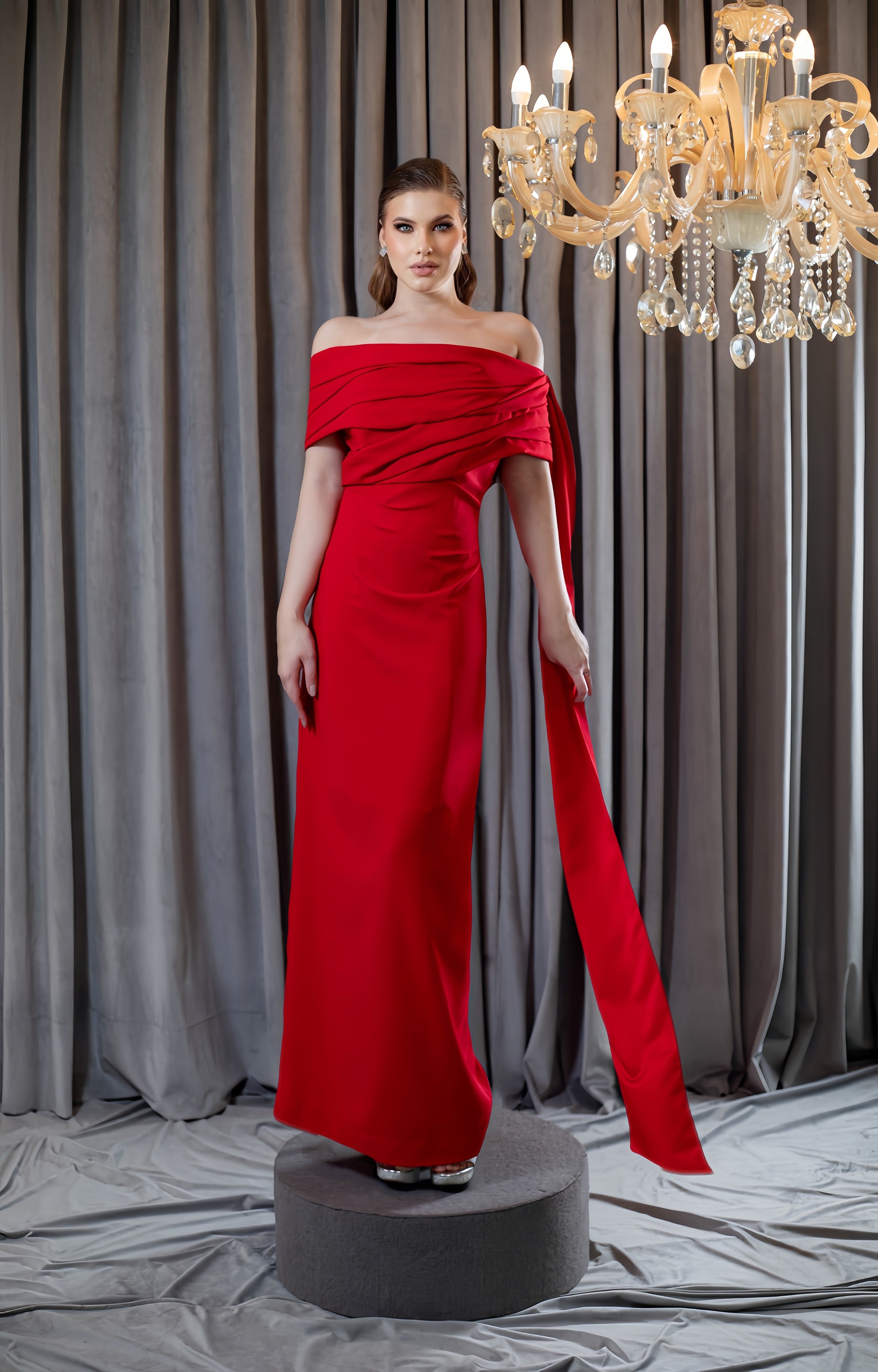 Vestido longo ombro a ombro com drapeado escultural e pala assimétrica