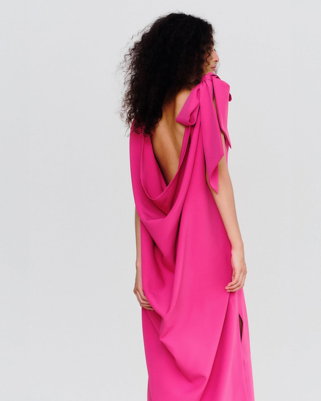 Vestido Longo em Crepe com Laço Estrutural e Decote nas Costas