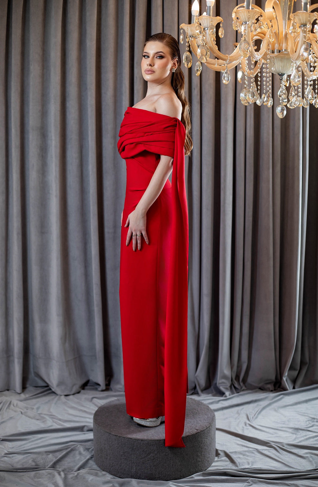 Vestido longo ombro a ombro com drapeado escultural e pala assimétrica