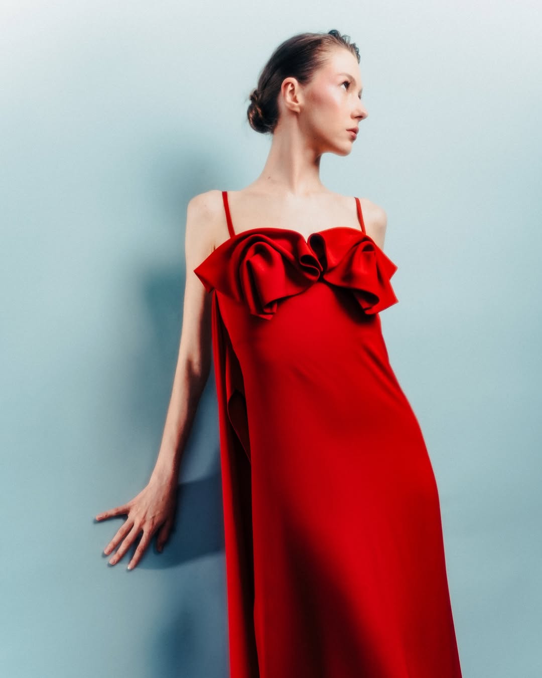 Vestido Longo em Crepe Leve com Detalhe Escultural no Busto