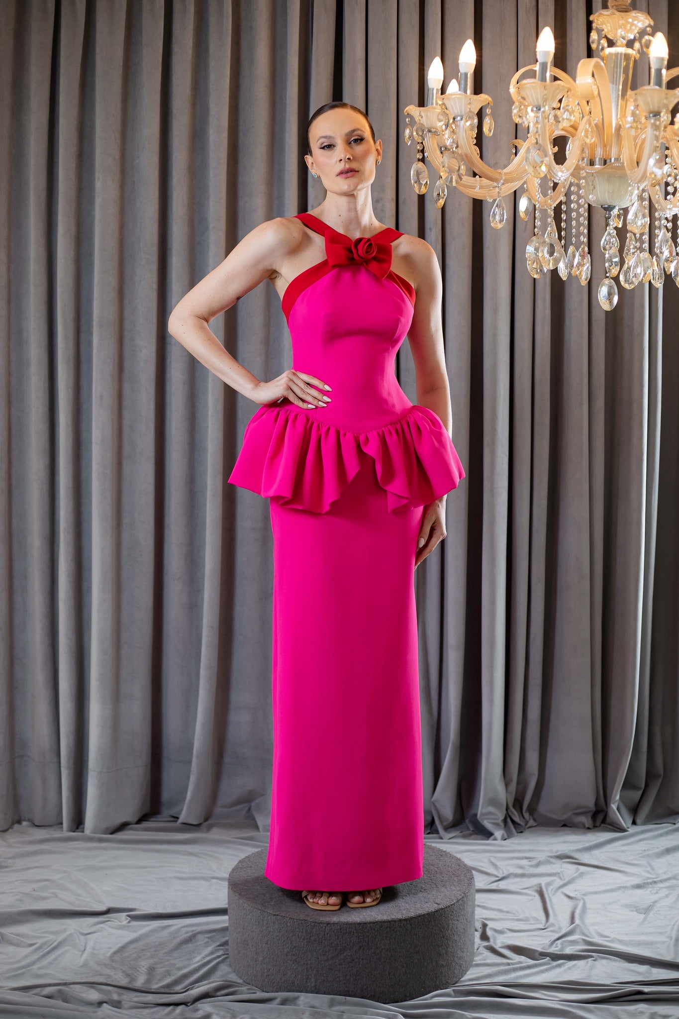 Vestido Longo em Crepe Nobre com Peplum e Flor Aplicada