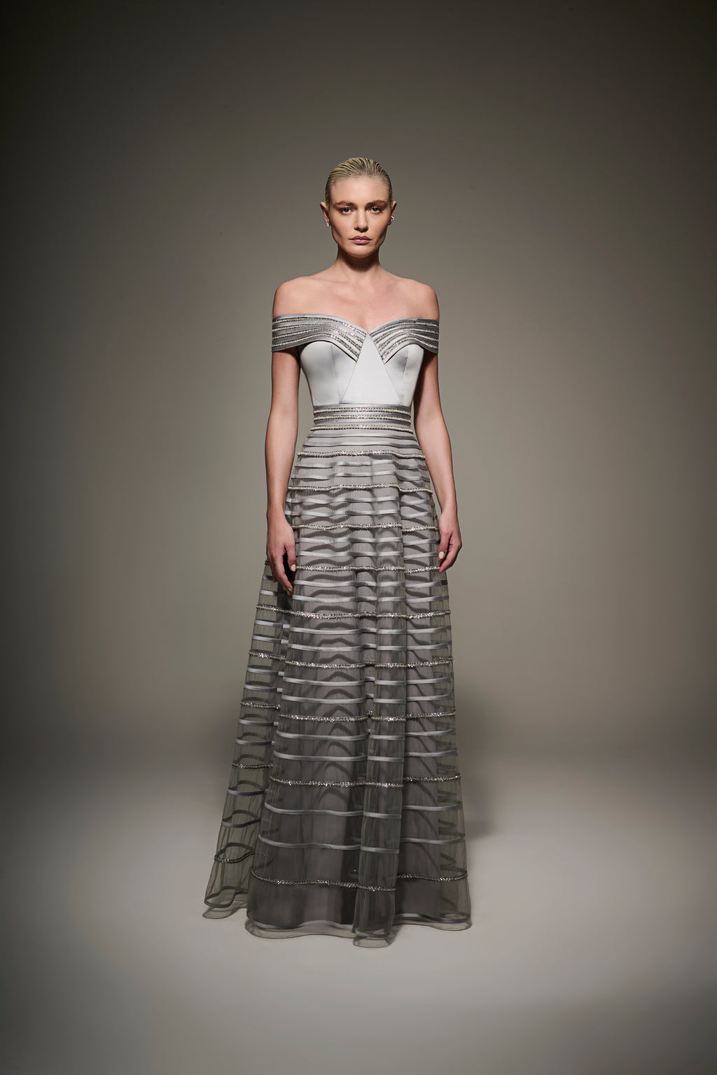 Vestido Longo Ombro a Ombro em Tule com Vieses e Cristais Bordados