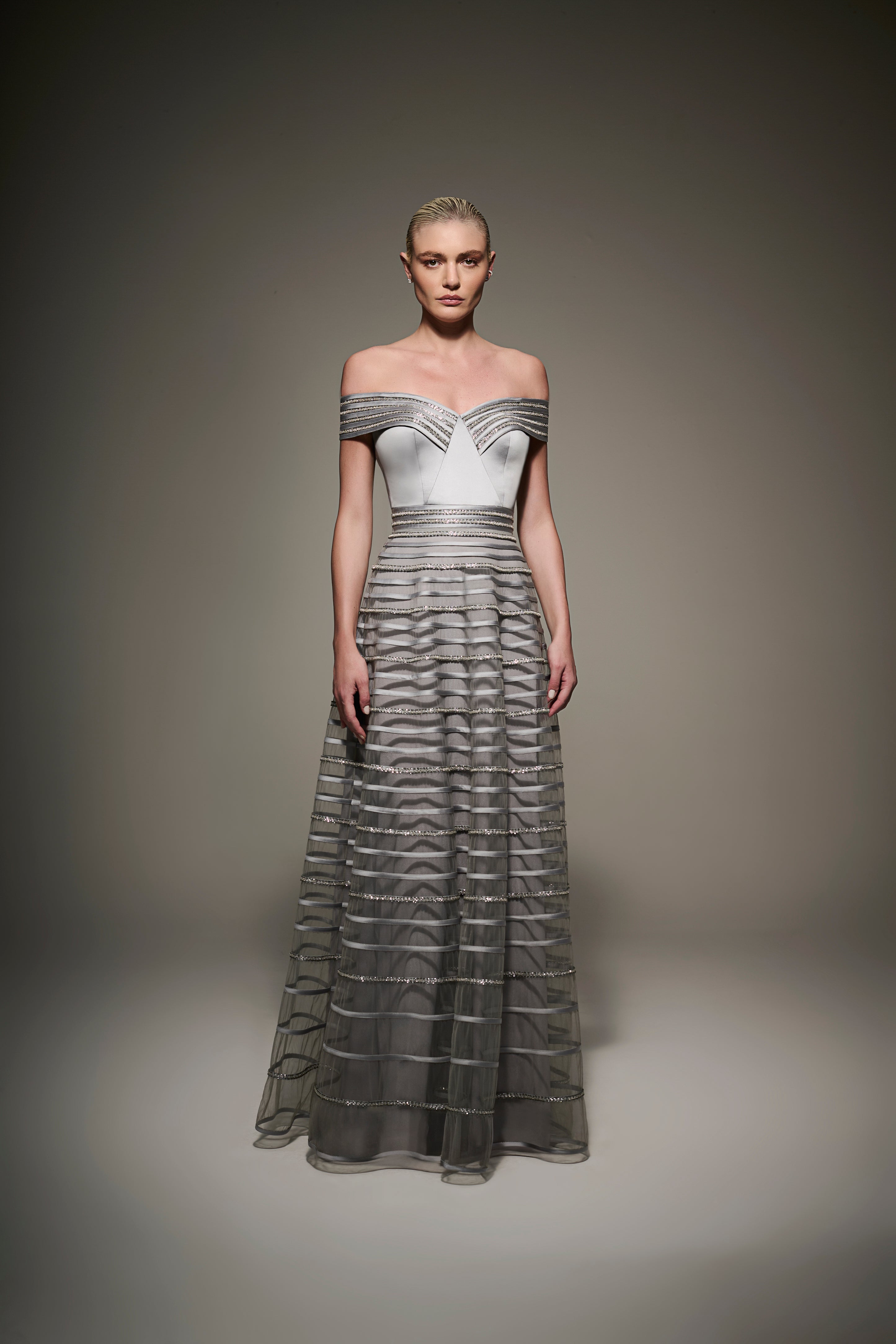 Vestido Longo Ombro a Ombro em Tule com Vieses e Cristais Bordados