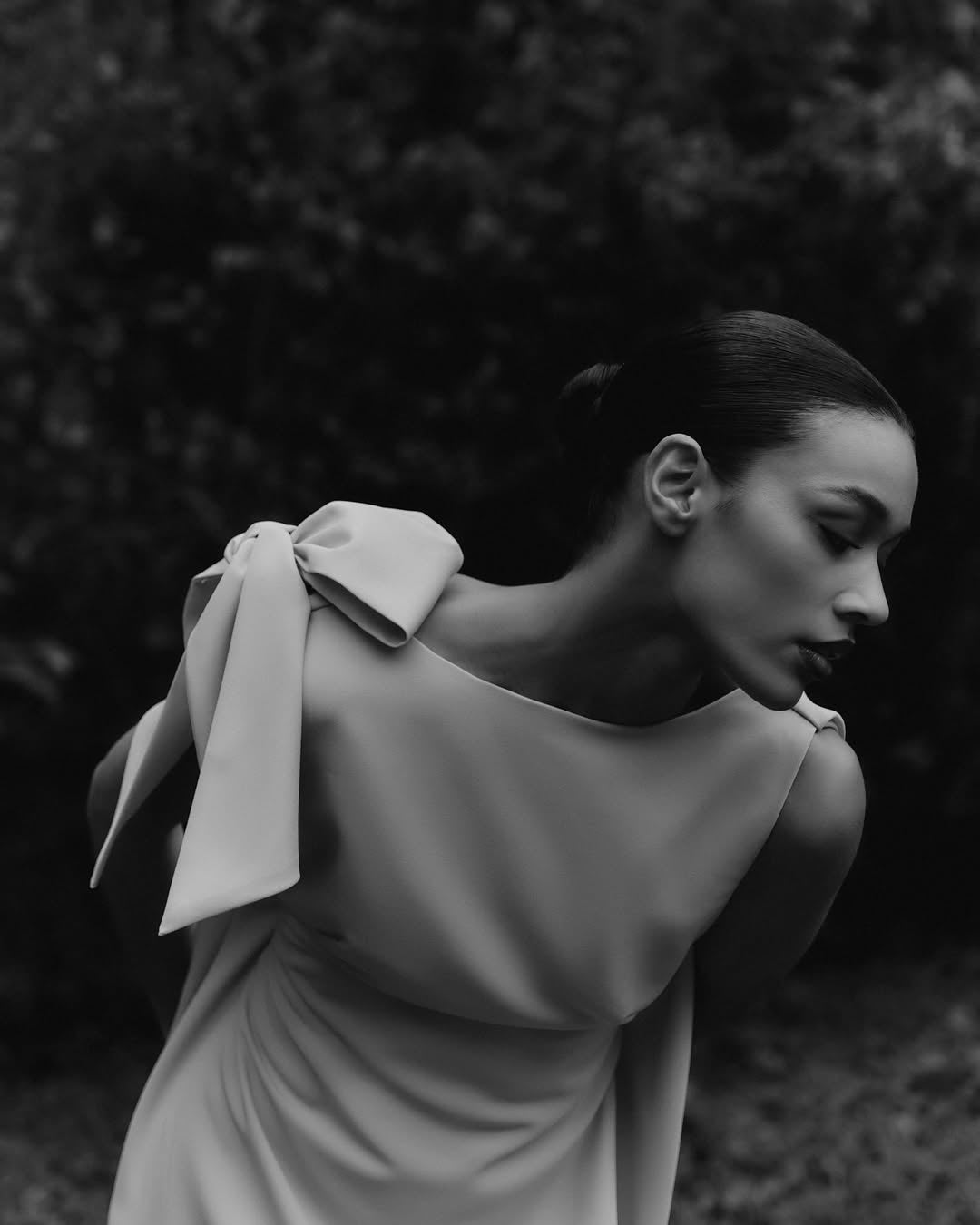 Vestido Longo em Crepe com Laço Estrutural e Decote nas Costas