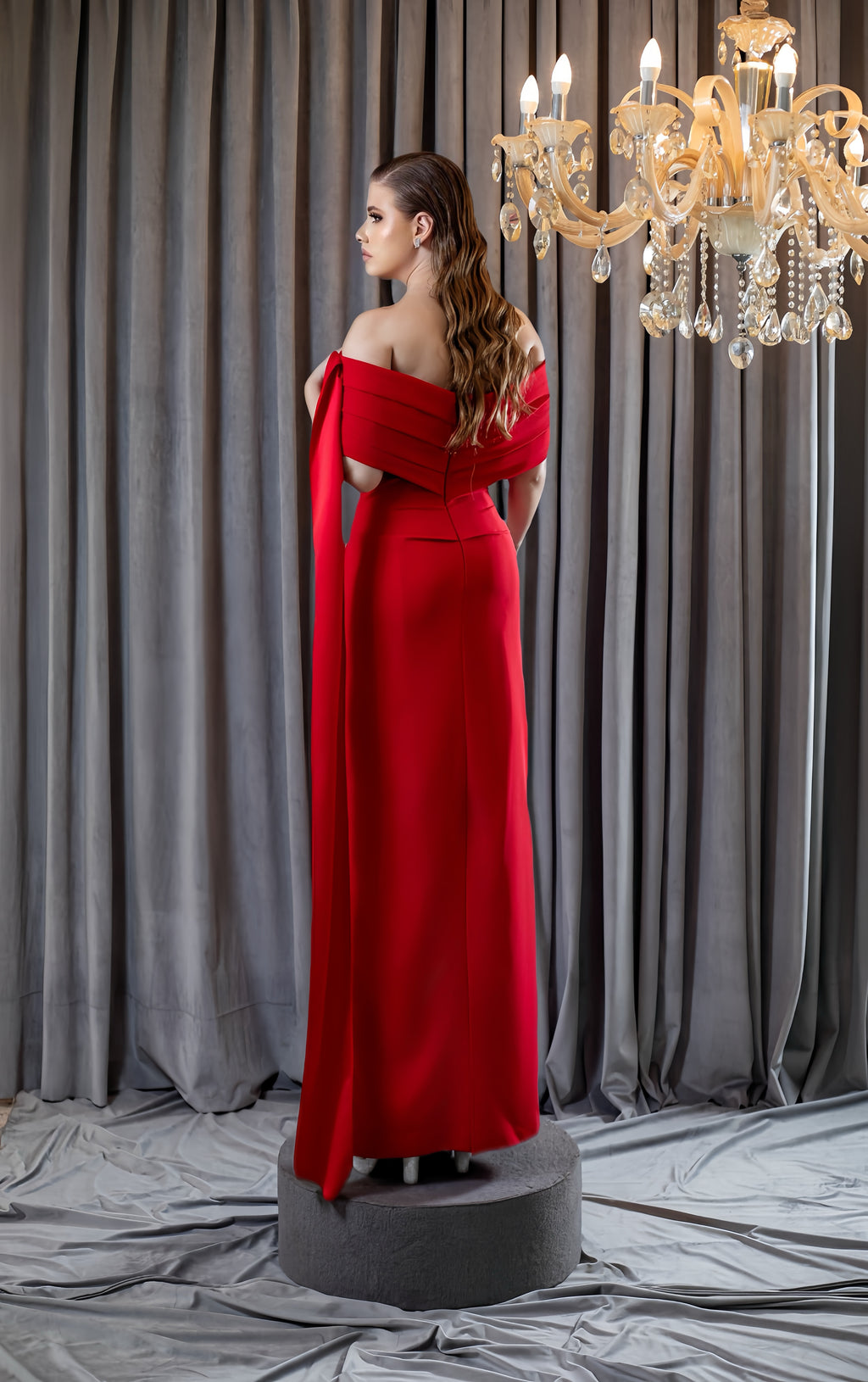 Vestido longo ombro a ombro com drapeado escultural e pala assimétrica