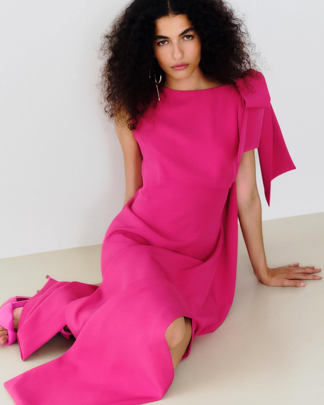 Vestido Longo em Crepe com Laço Estrutural e Decote nas Costas