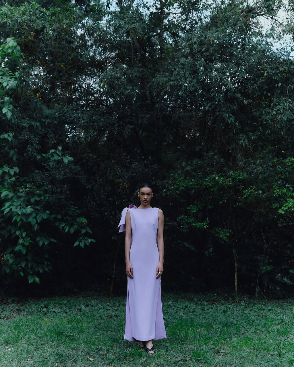 Vestido Longo em Crepe com Laço Estrutural e Decote nas Costas