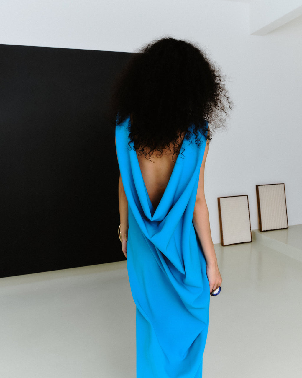 Vestido Longo em Crepe com Laço Estrutural e Decote nas Costas