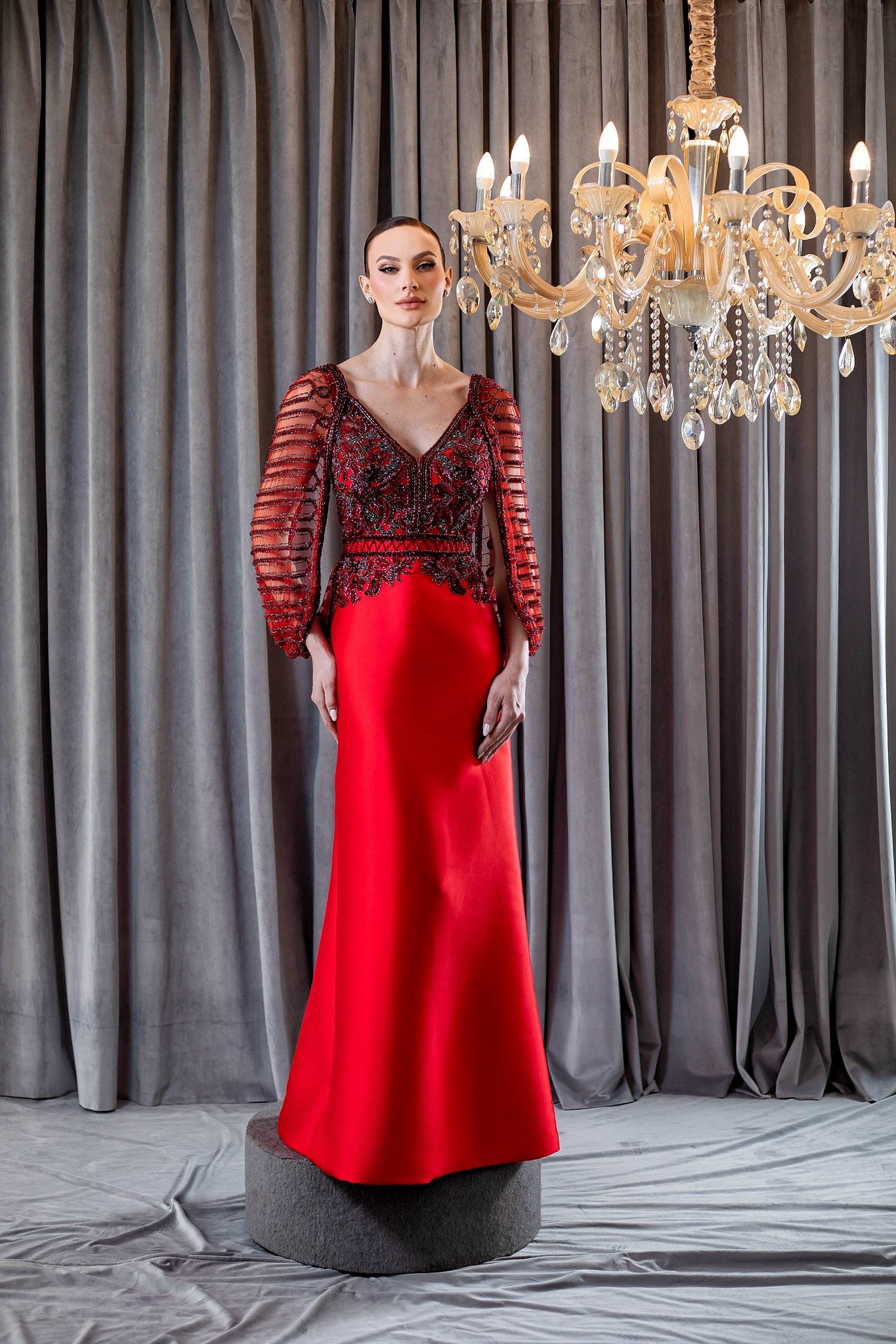 Vestido Longo em Zibeline com Bordados Tridimensionais em Cristais