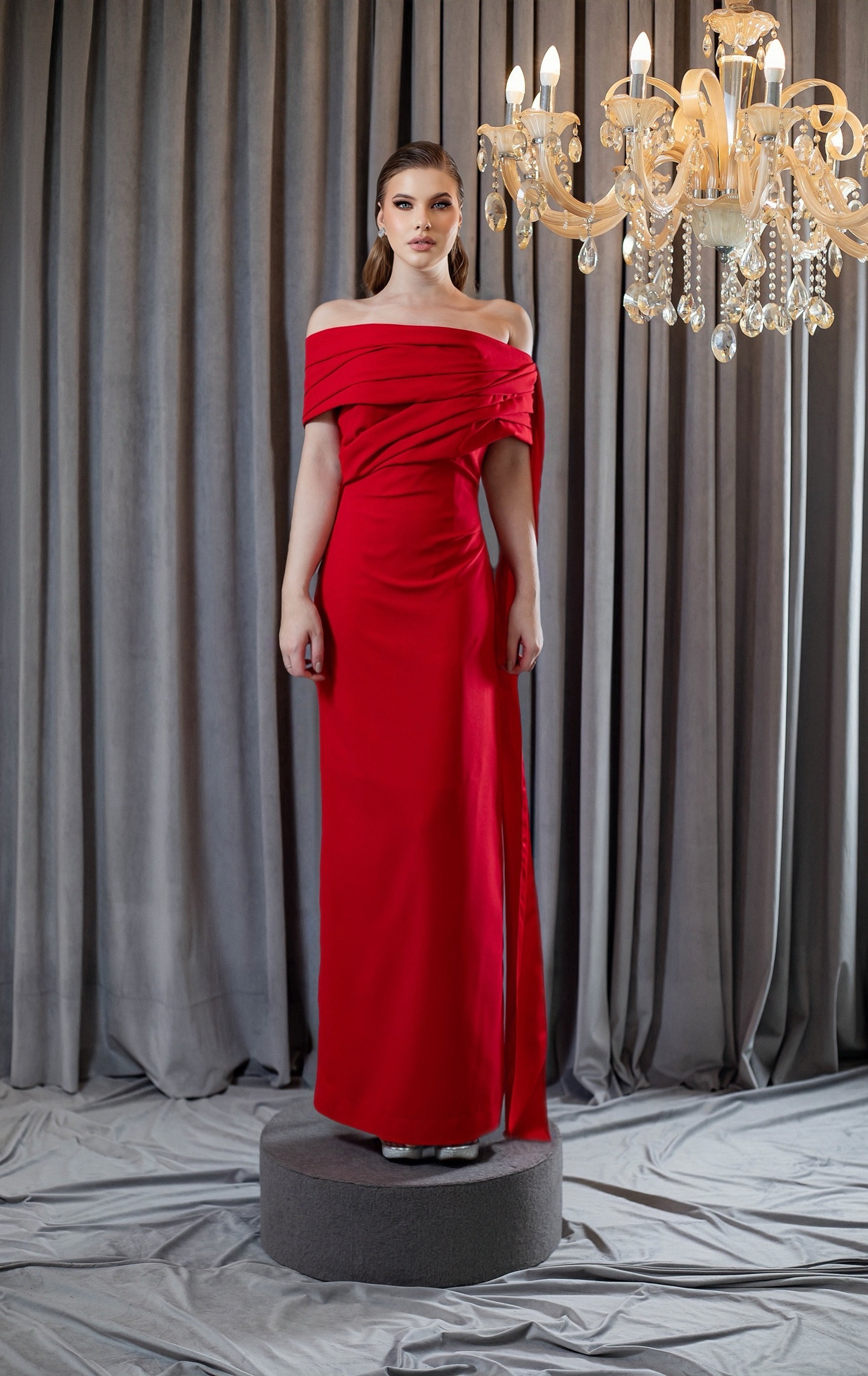Vestido longo ombro a ombro com drapeado escultural e pala assimétrica