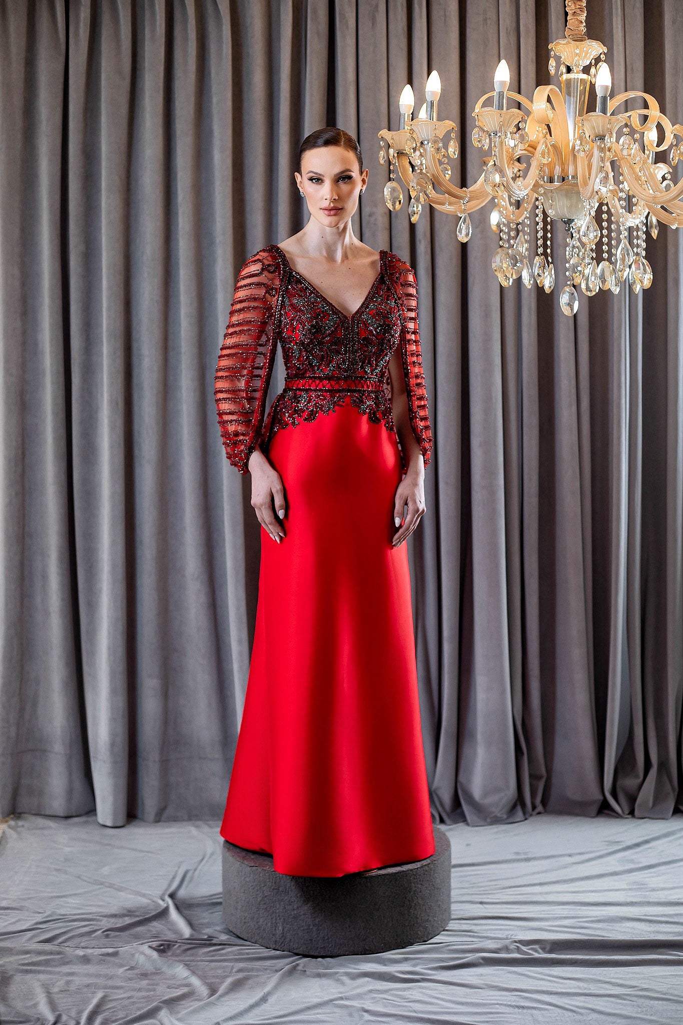 Vestido Longo em Zibeline com Bordados Tridimensionais em Cristais