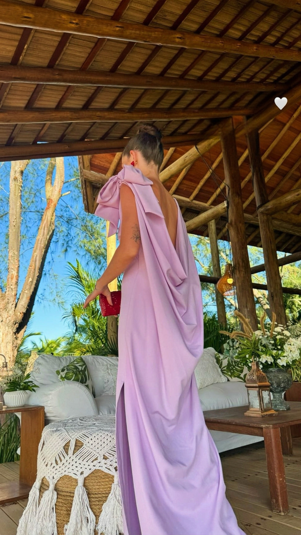 Vestido Longo em Crepe com Laço Estrutural e Decote nas Costas