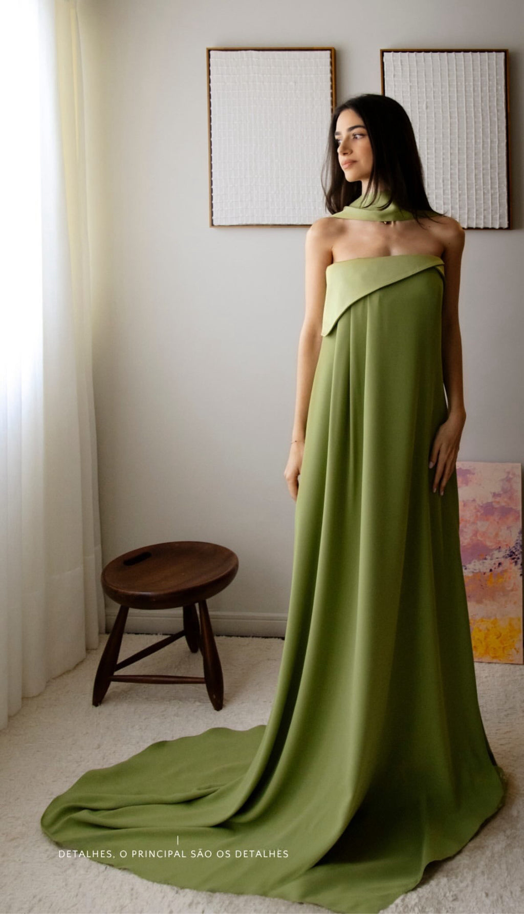 Vestido Longo Fluido e Cauda Assimétrica