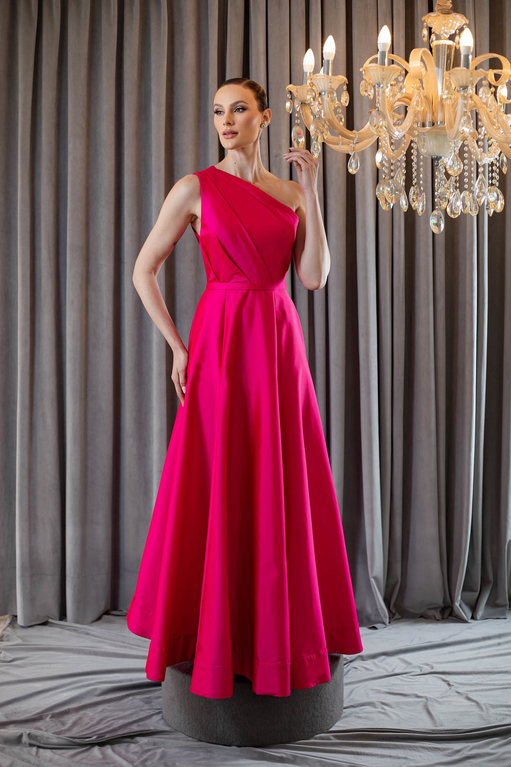 Vestido Longo em Tafetá com Decote Assimétrico