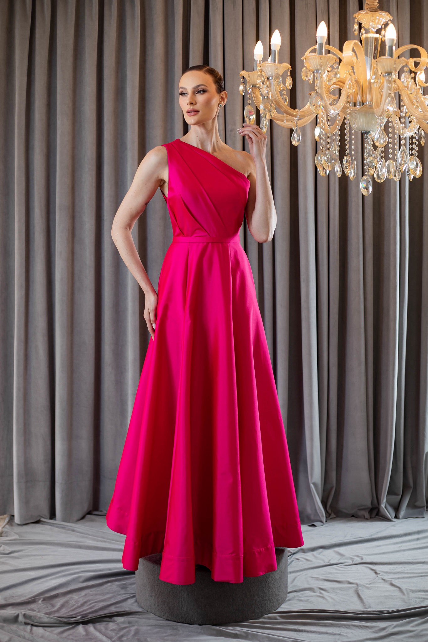 Vestido Longo em Tafetá com Decote Assimétrico