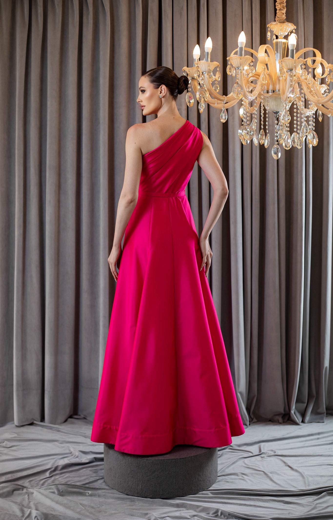 Vestido Longo em Tafetá com Decote Assimétrico