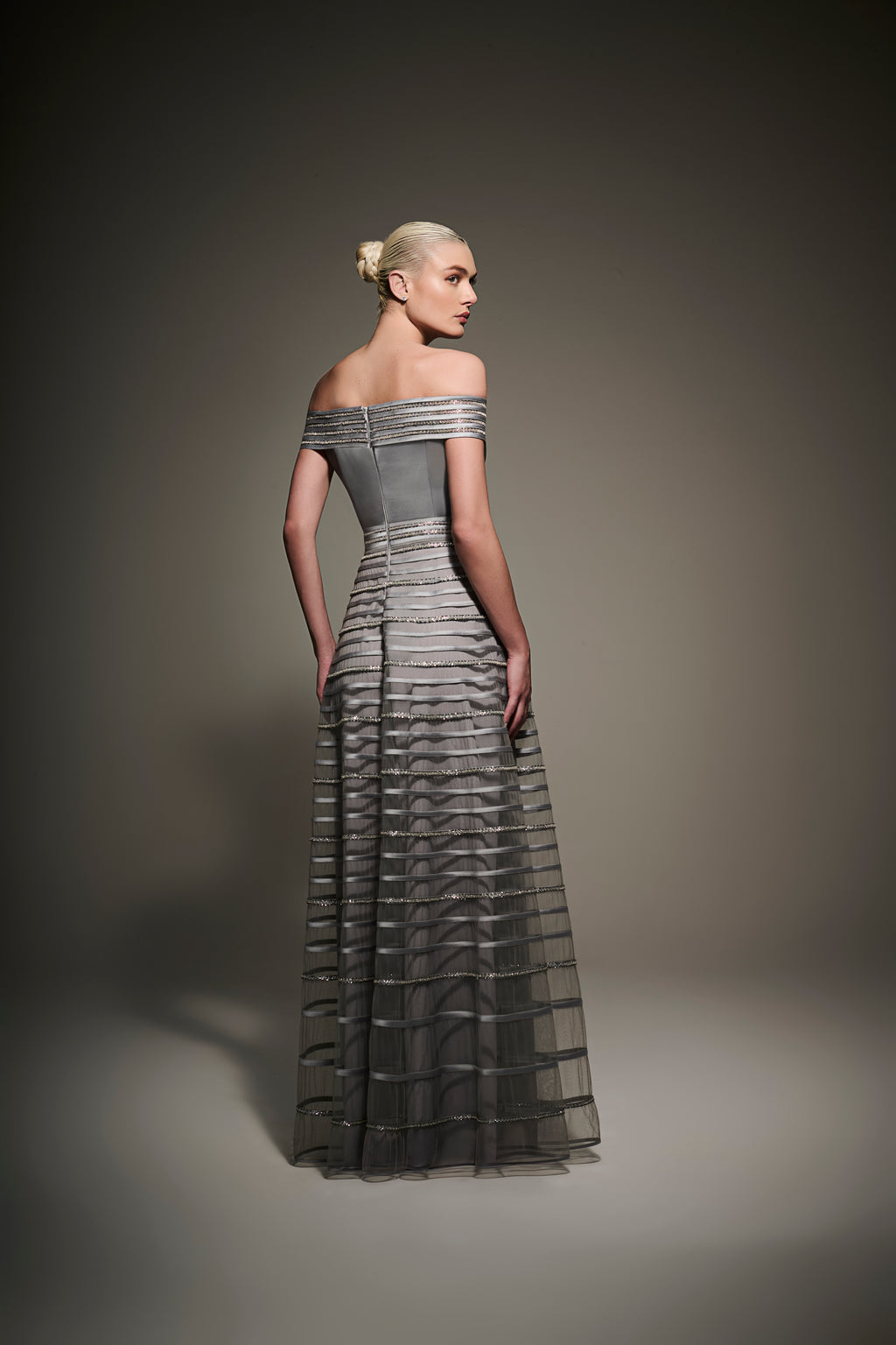 Vestido Longo Ombro a Ombro em Tule com Vieses e Cristais Bordados